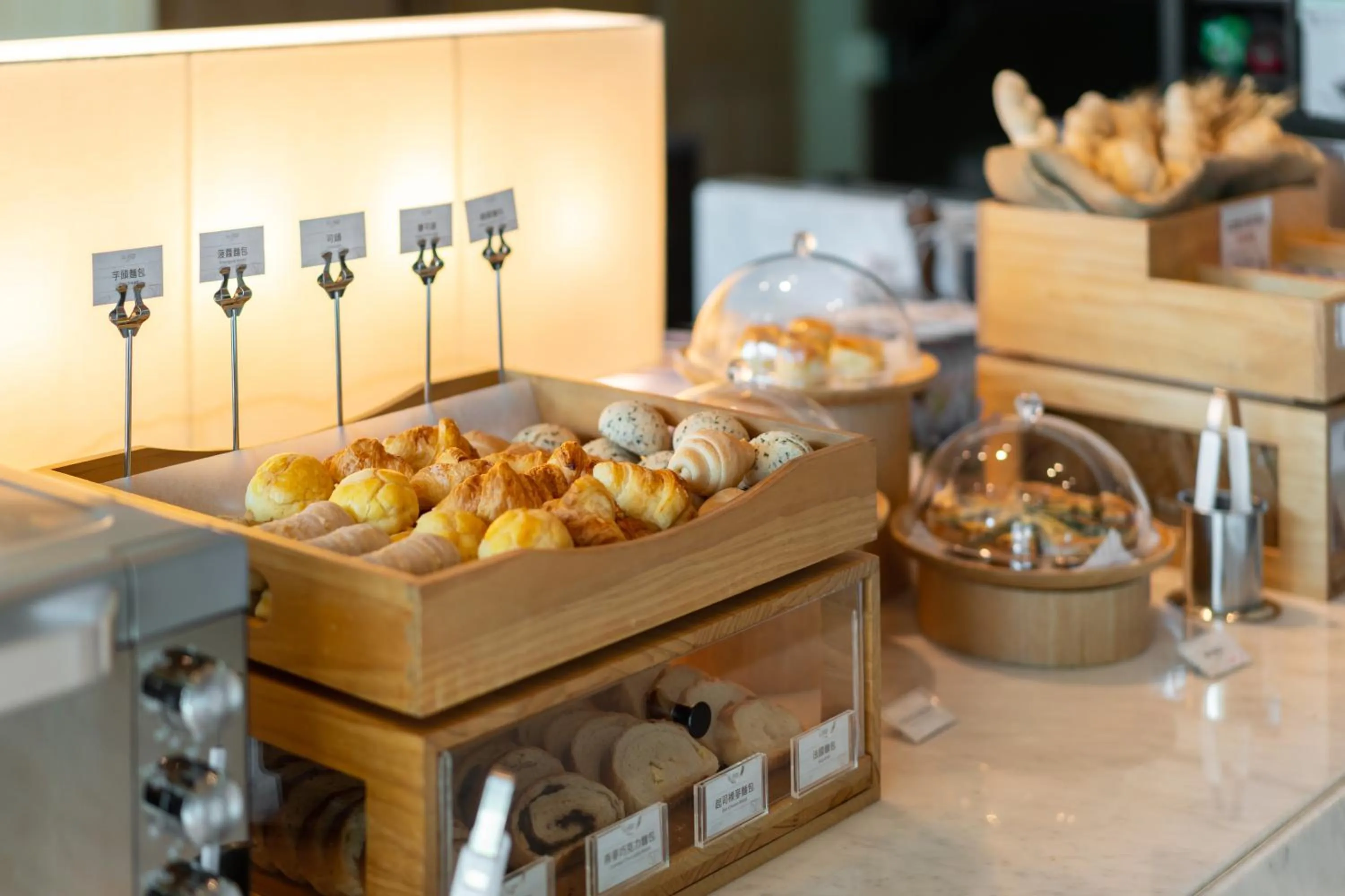 Restaurant/places to eat in Taipung Suites