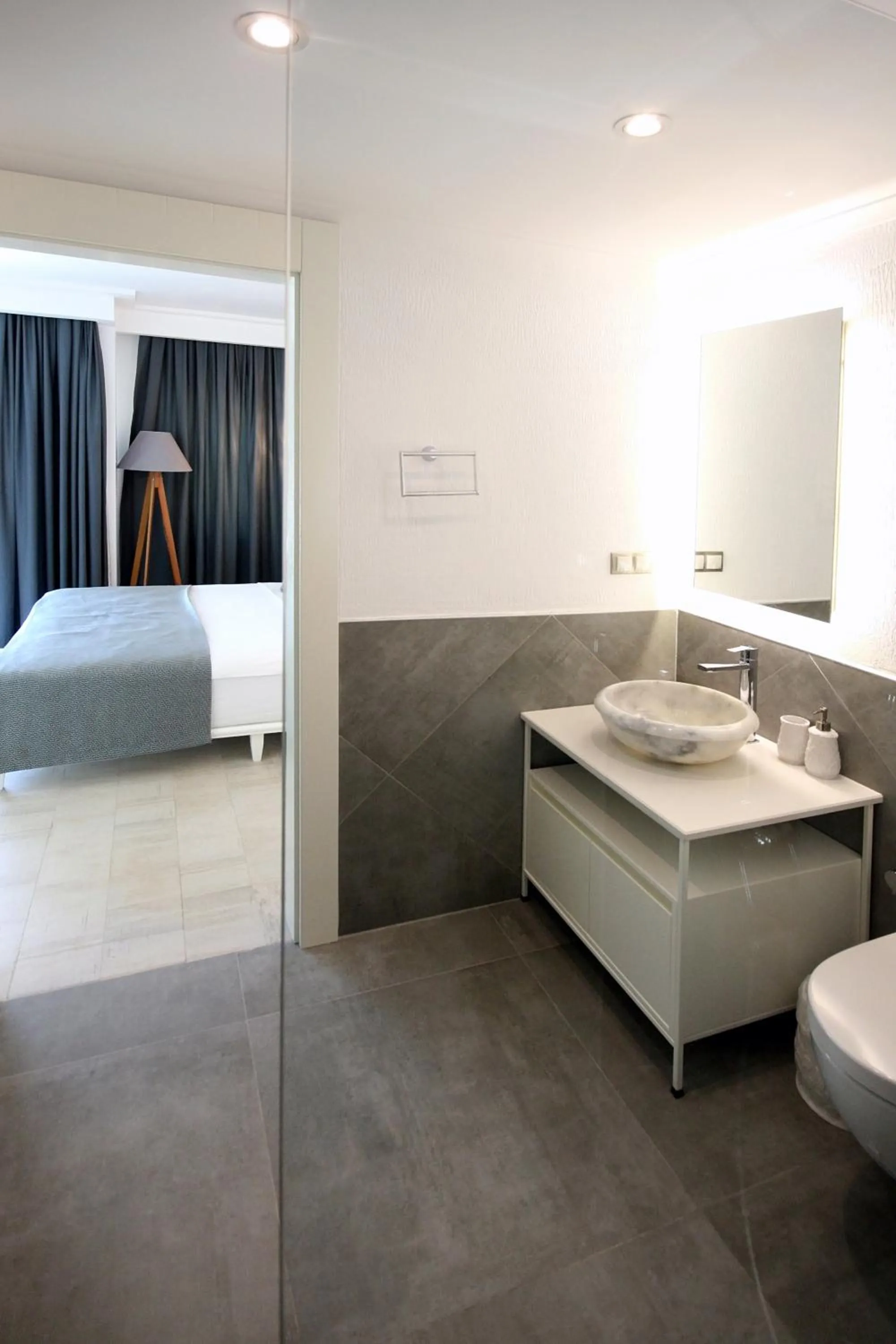 Bathroom, Bed in Arnna Hotel
