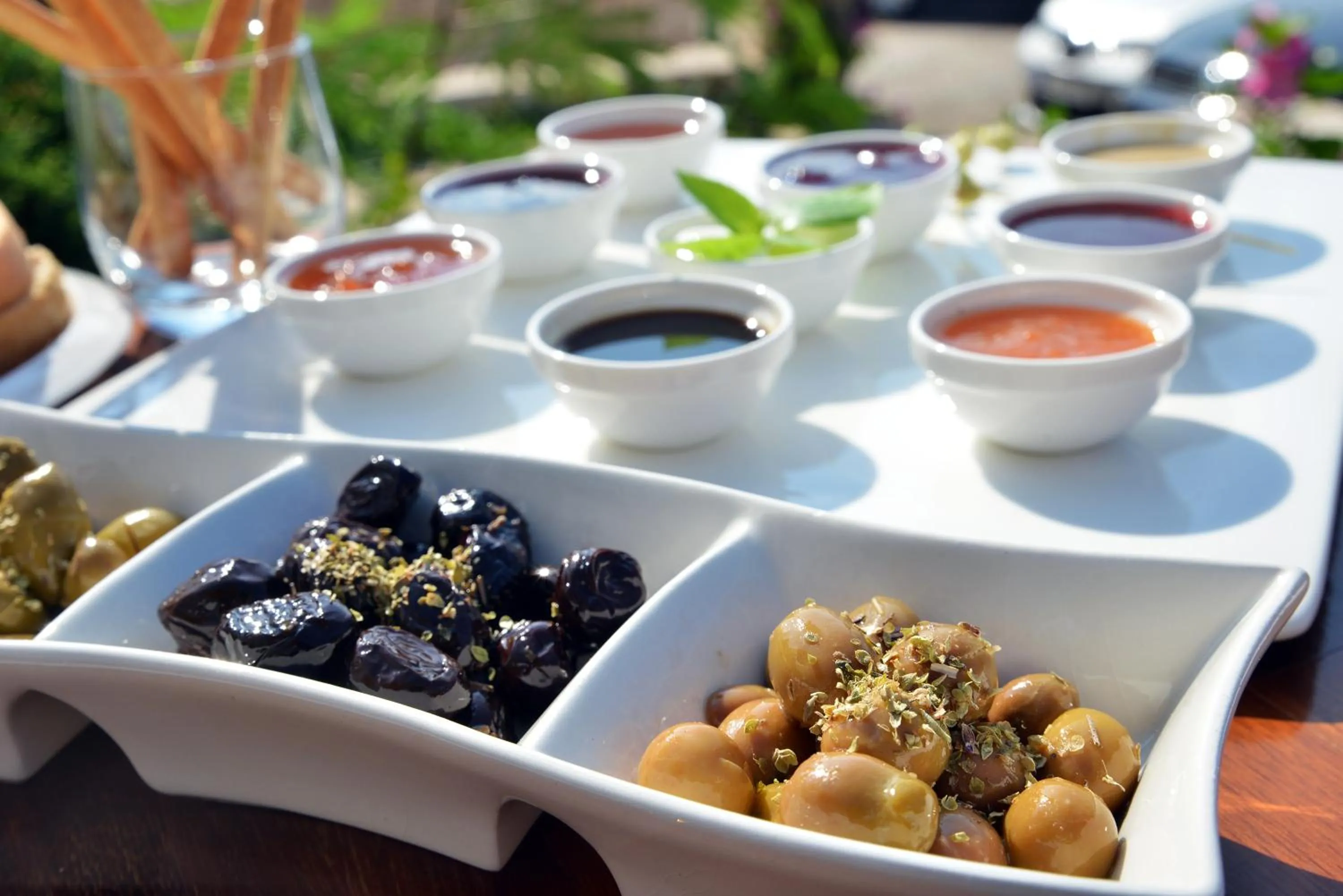 Restaurant/places to eat in Arnna Hotel