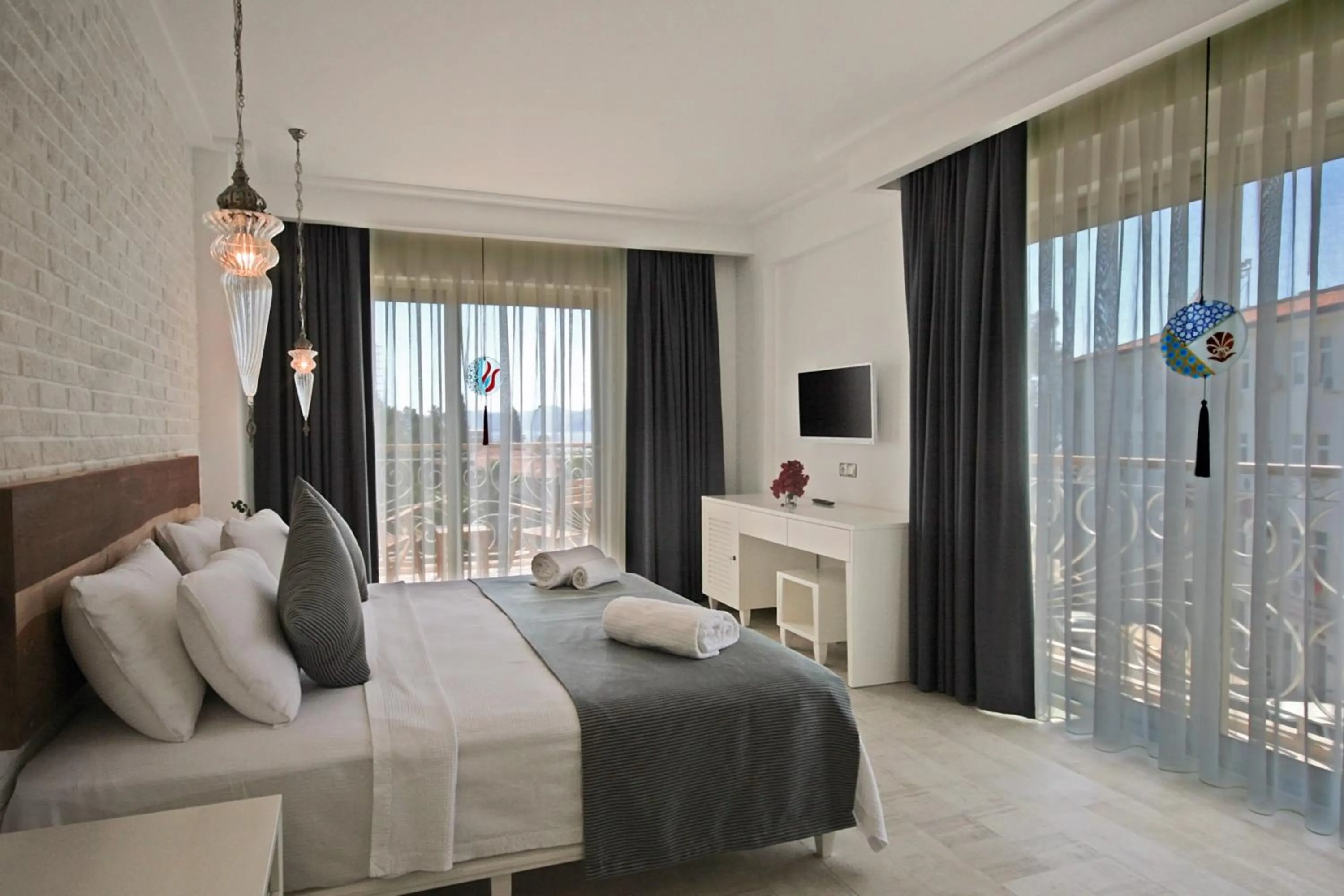 Shower, Bed in Arnna Hotel