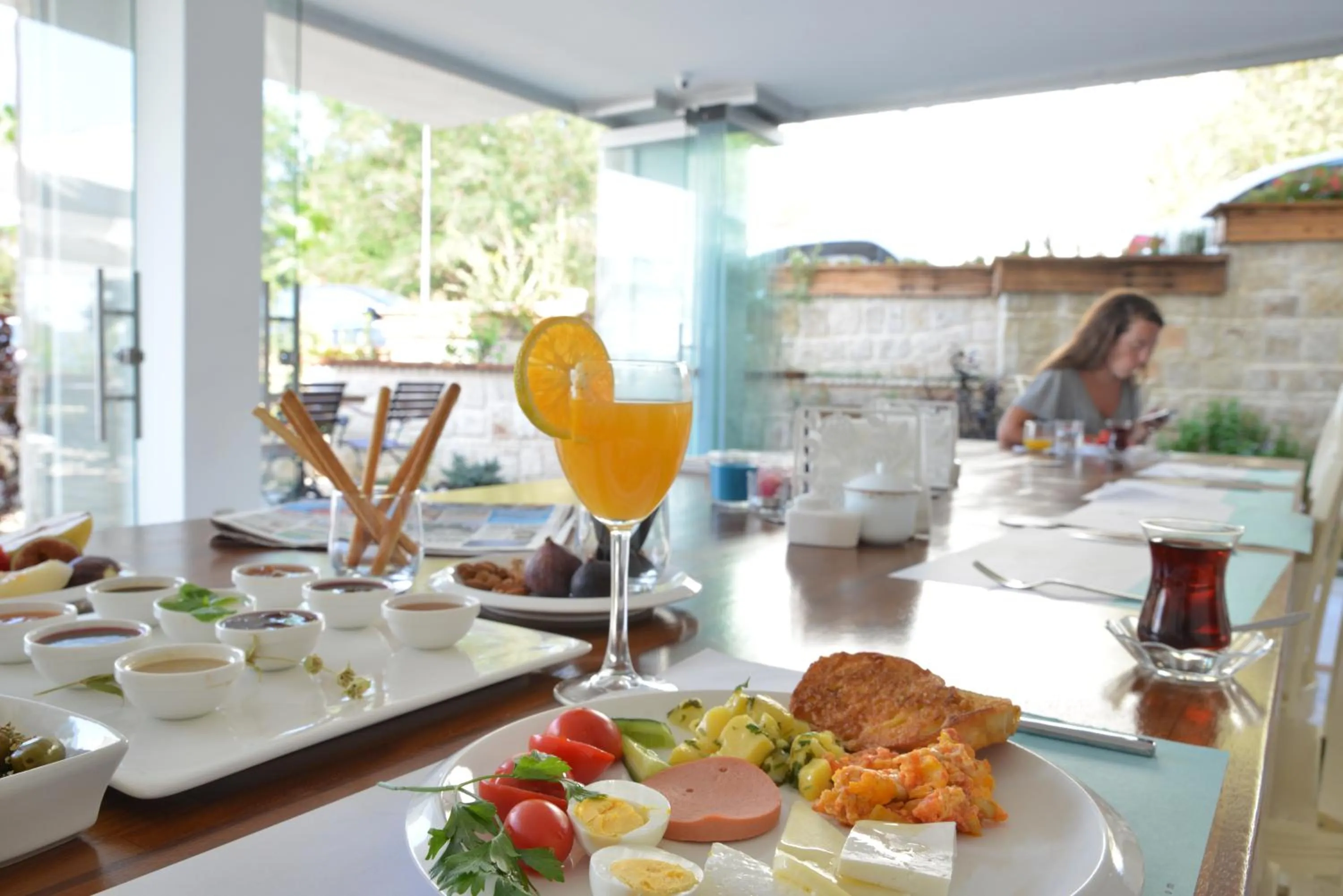 Restaurant/places to eat in Arnna Hotel