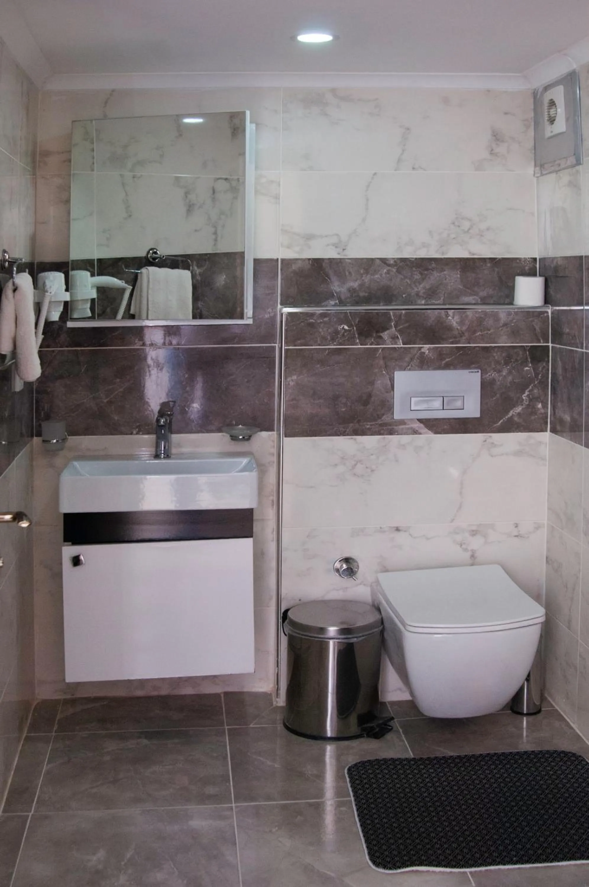 Shower in Berlin Hotel Nisantasi