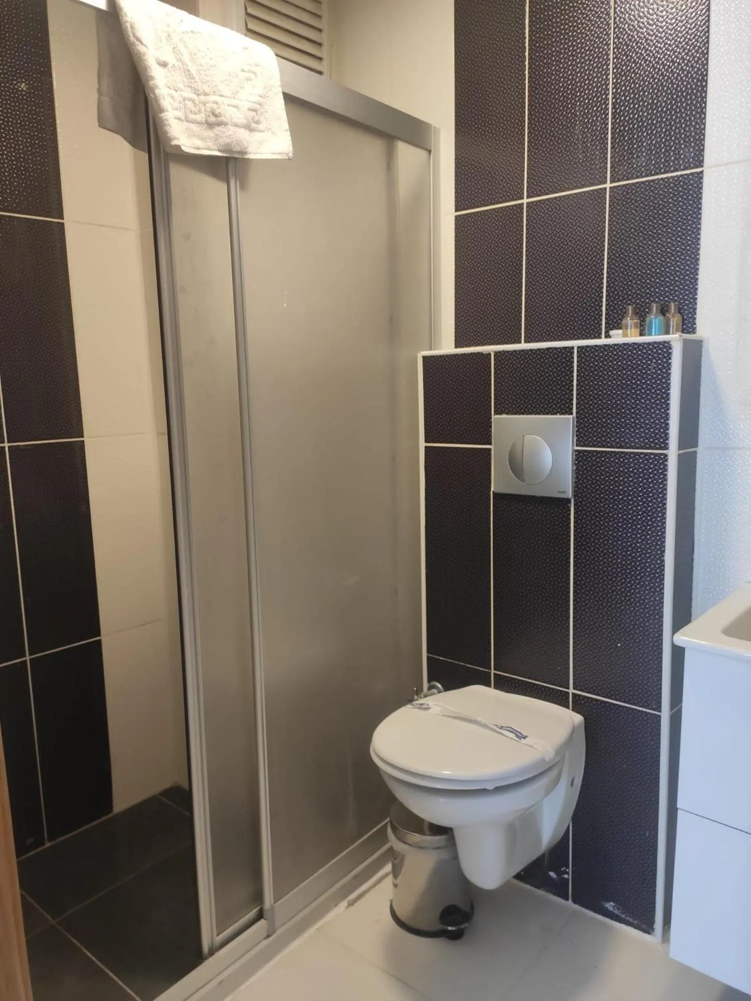 Shower in Berlin Hotel Nisantasi