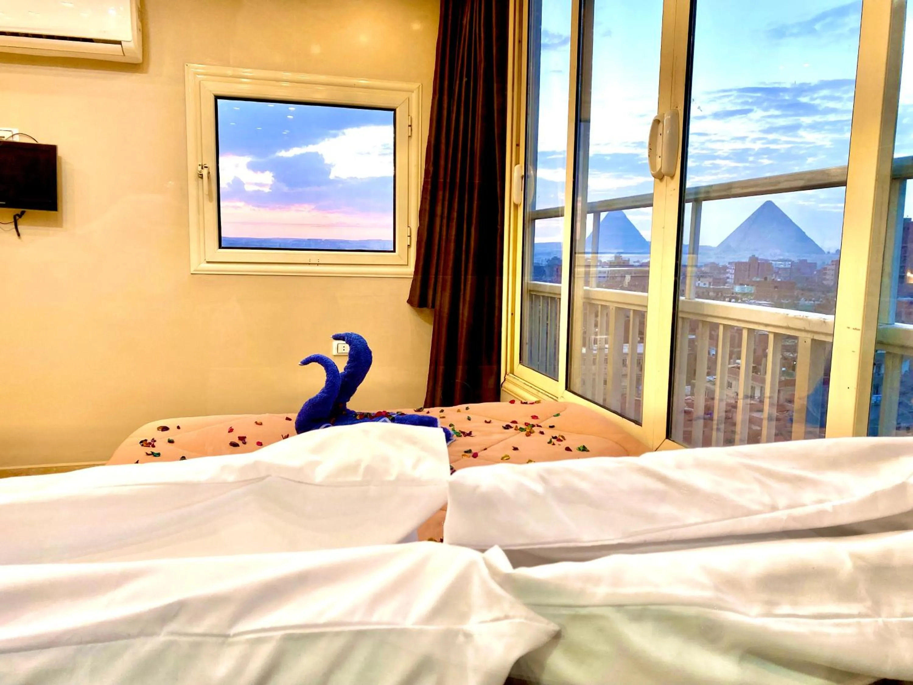 Horus Horizon INN Pyramids View