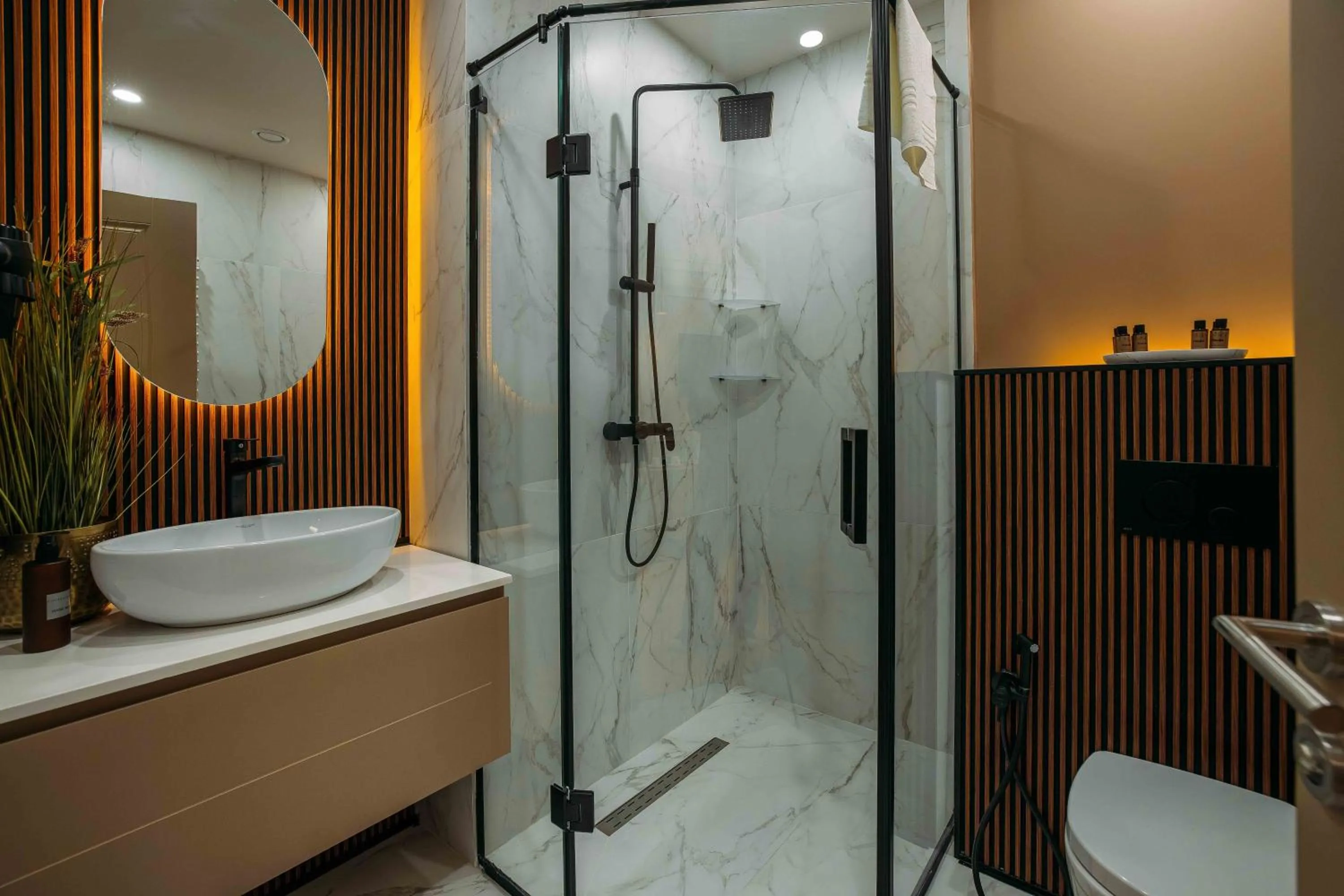 Toilet in Hotel Monday by DNT Group