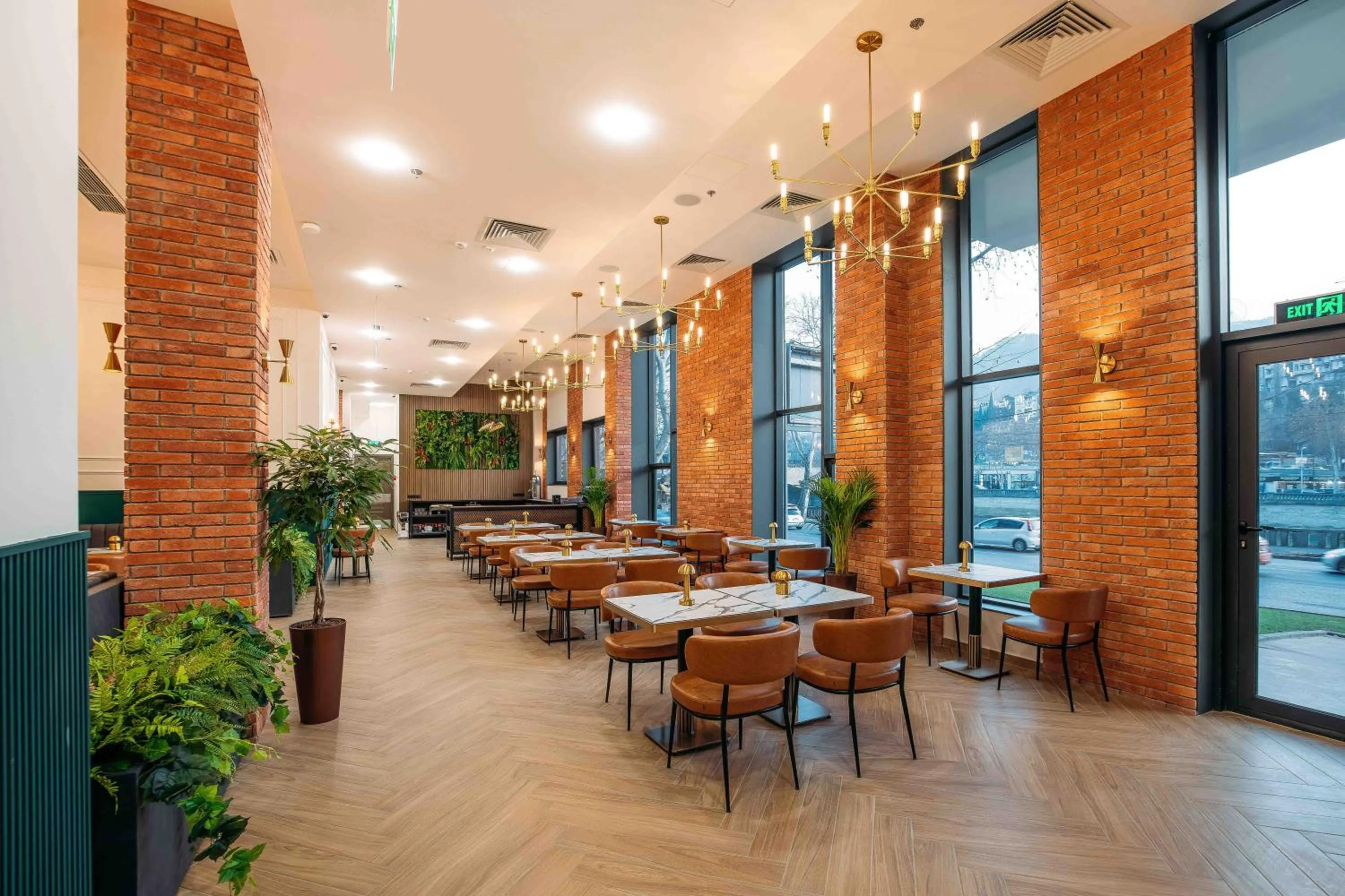 Restaurant/places to eat in Hotel Monday by DNT Group