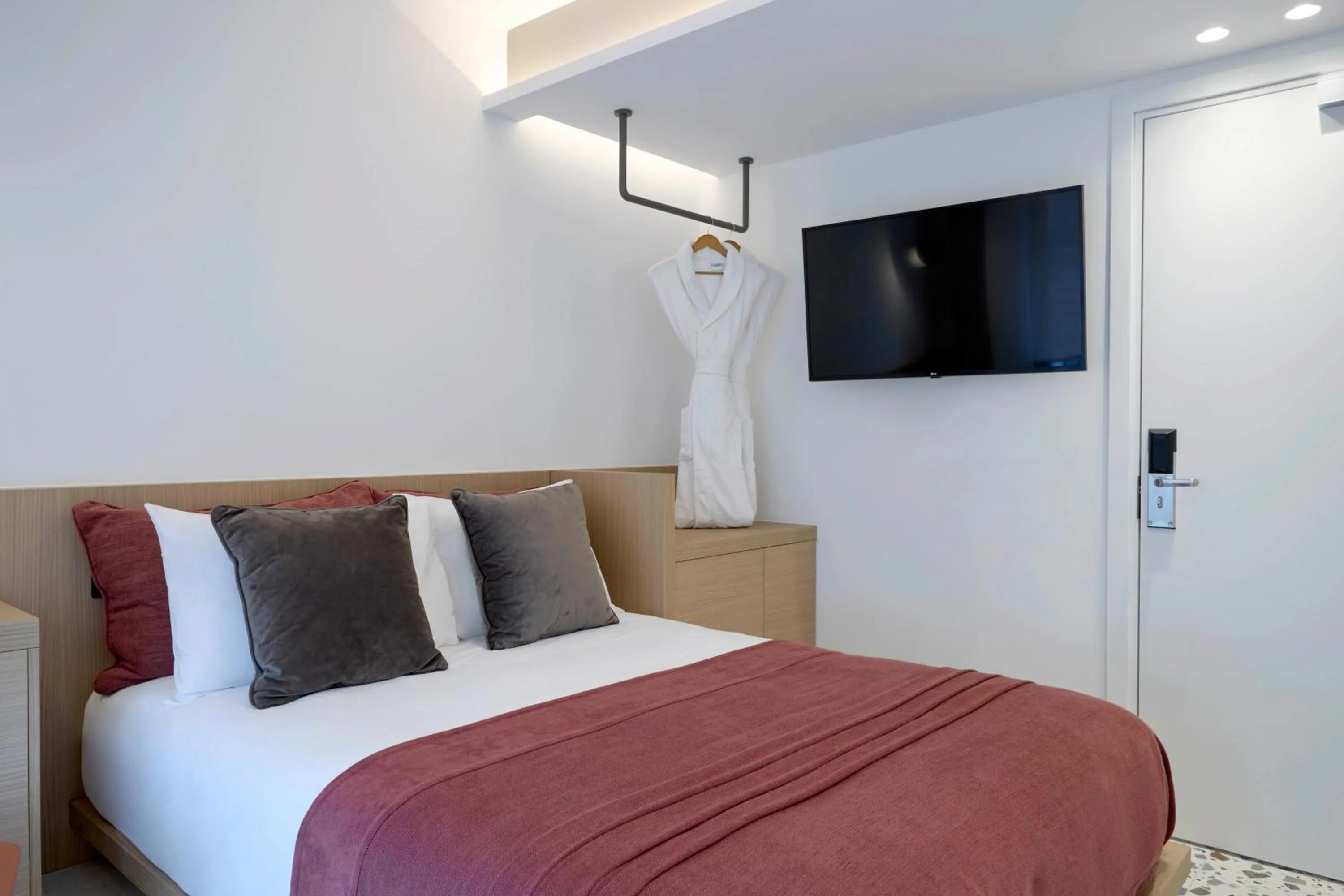 Bed in Twinn Downtown Piraeus, Santikos Collection