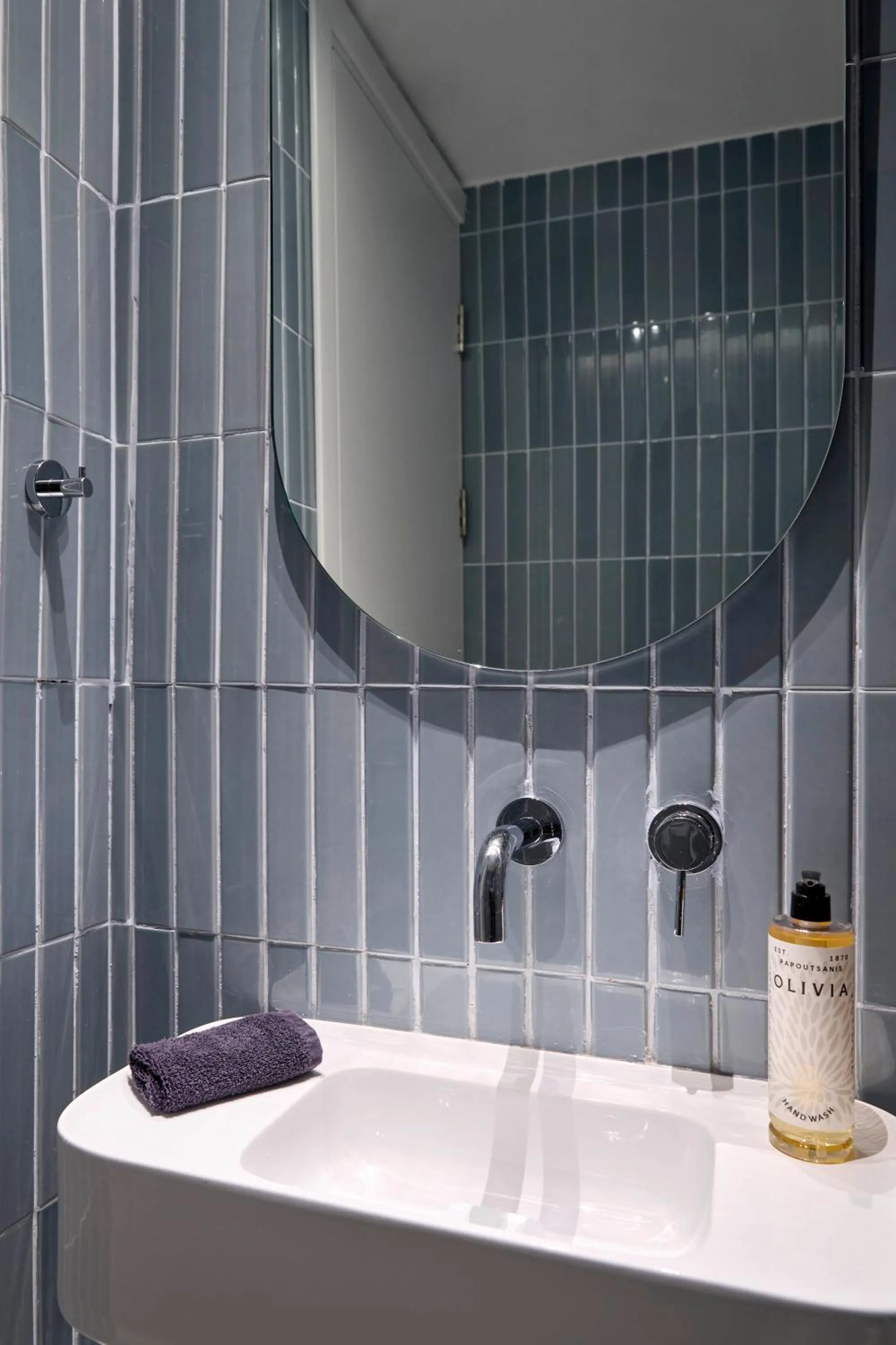 Twinn Downtown Piraeus, Santikos Collection