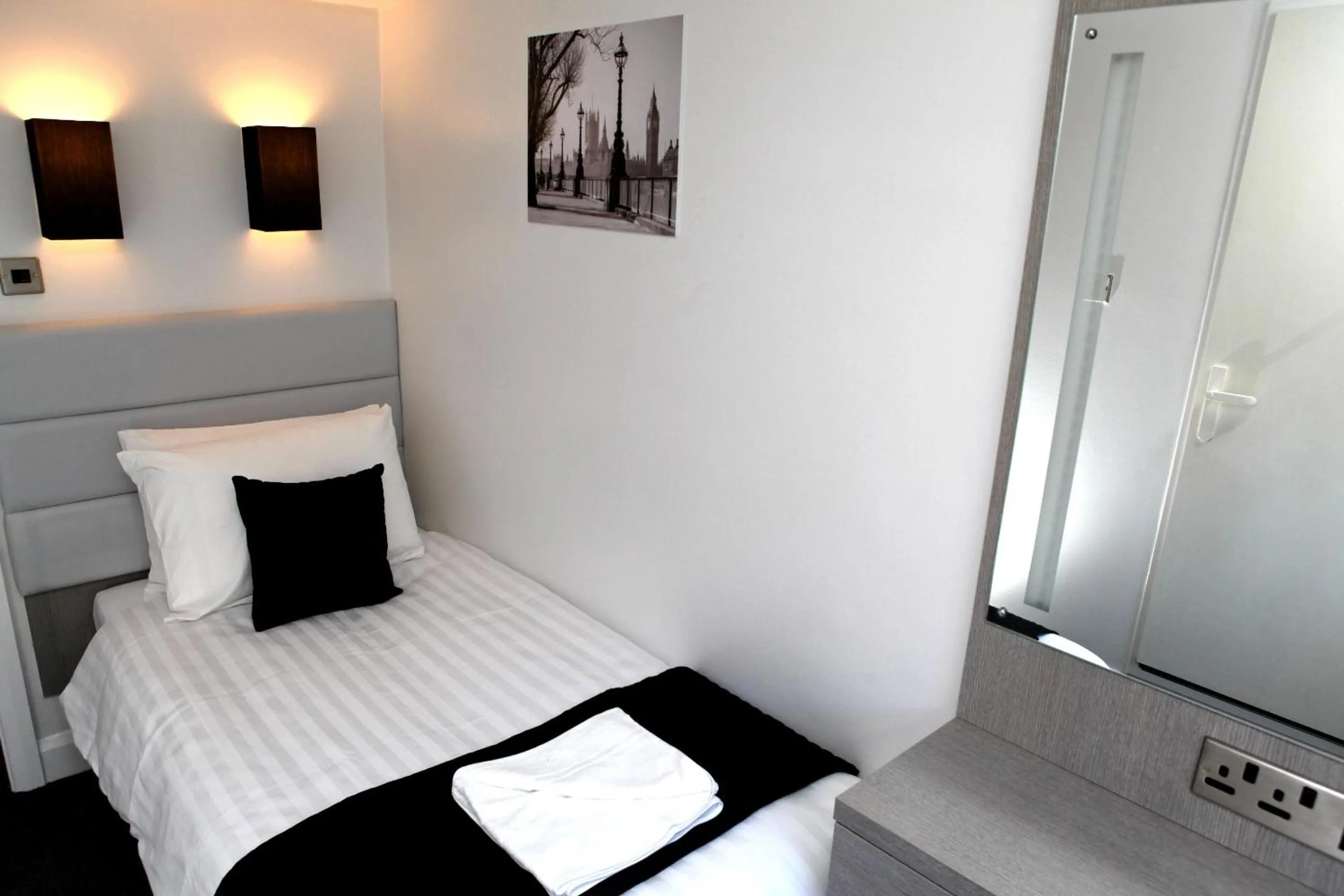 Photo of the whole room, Bed in The Omega Hotel