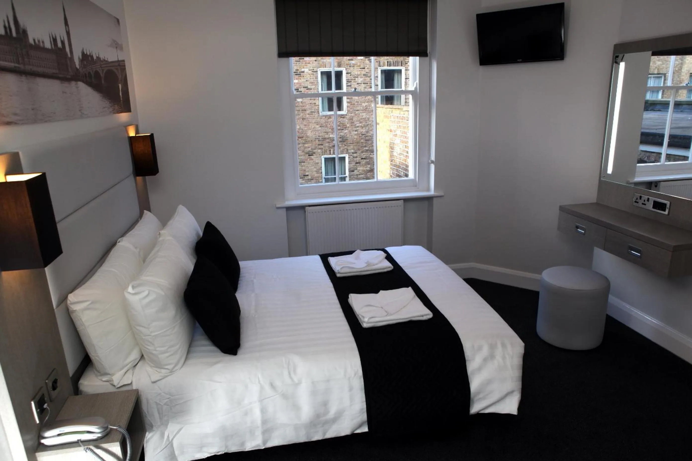 Photo of the whole room, Bed in The Omega Hotel