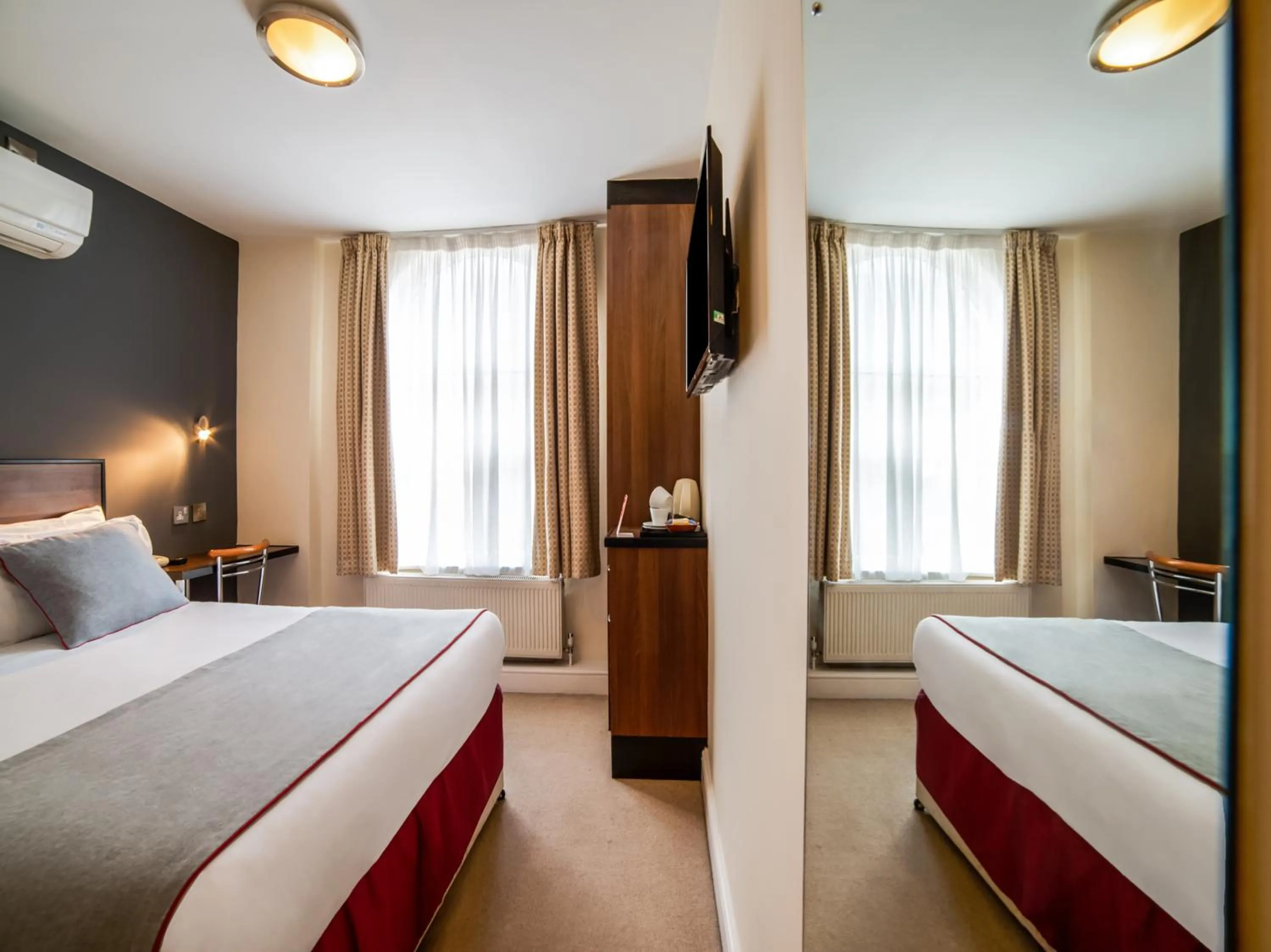 Bedroom, Bed in Elysee Hyde Park