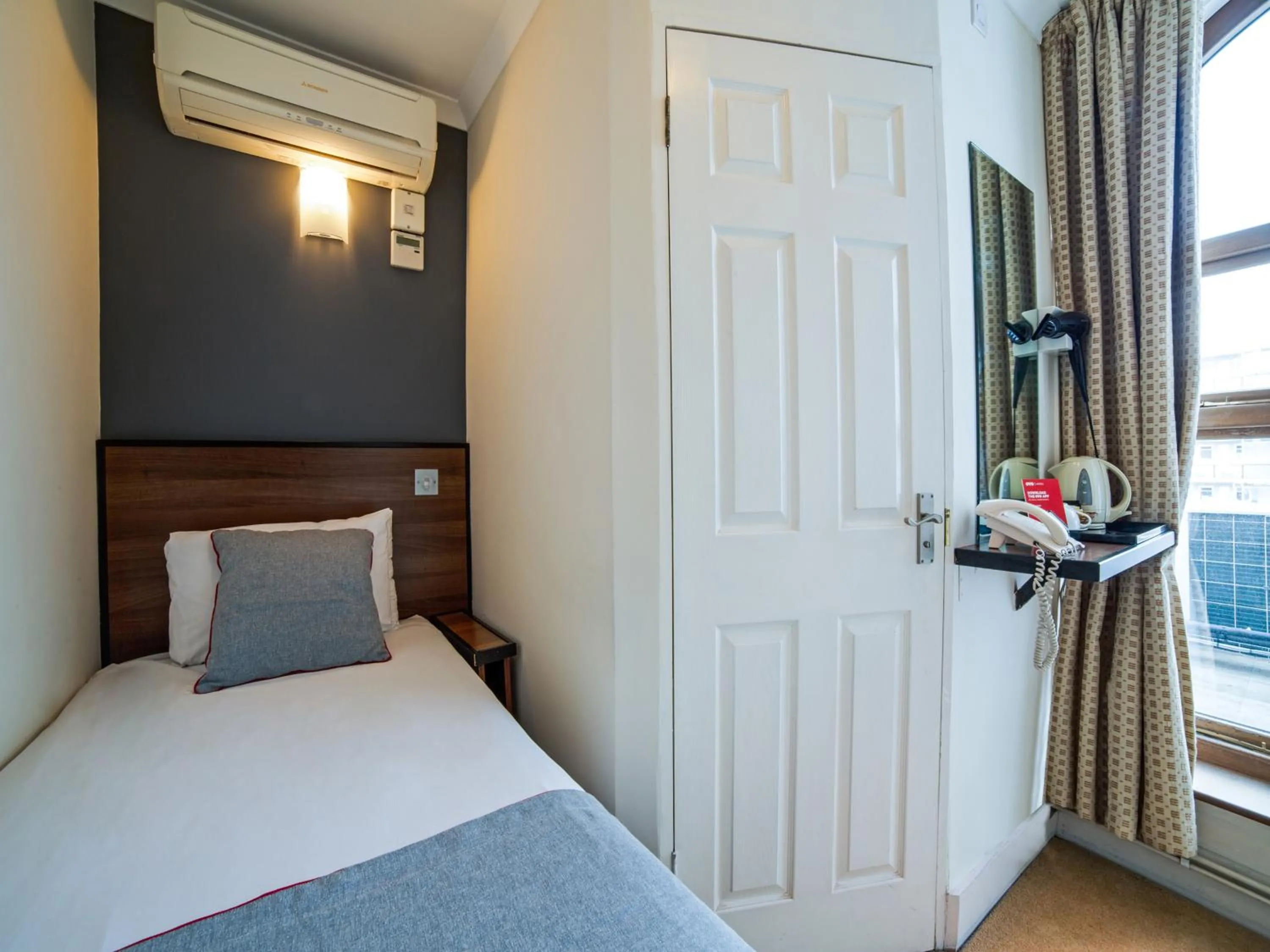 Bedroom, Bed in Elysee Hyde Park