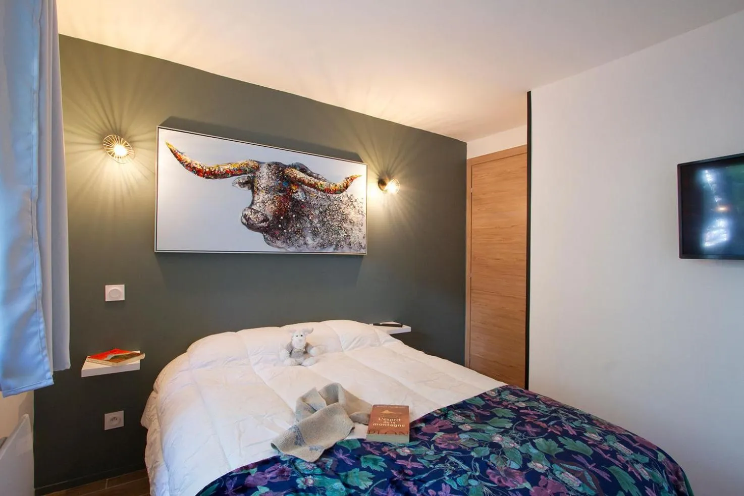 Bed in Résidence Provençal by Leavetown Vacations