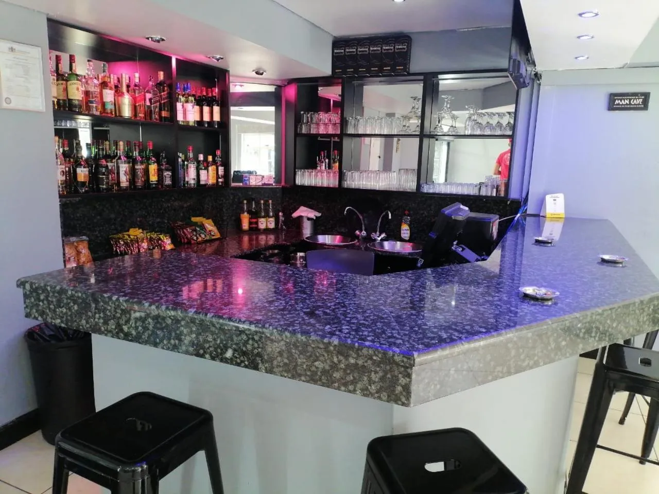 Lounge or bar in Airport Inn and Suites