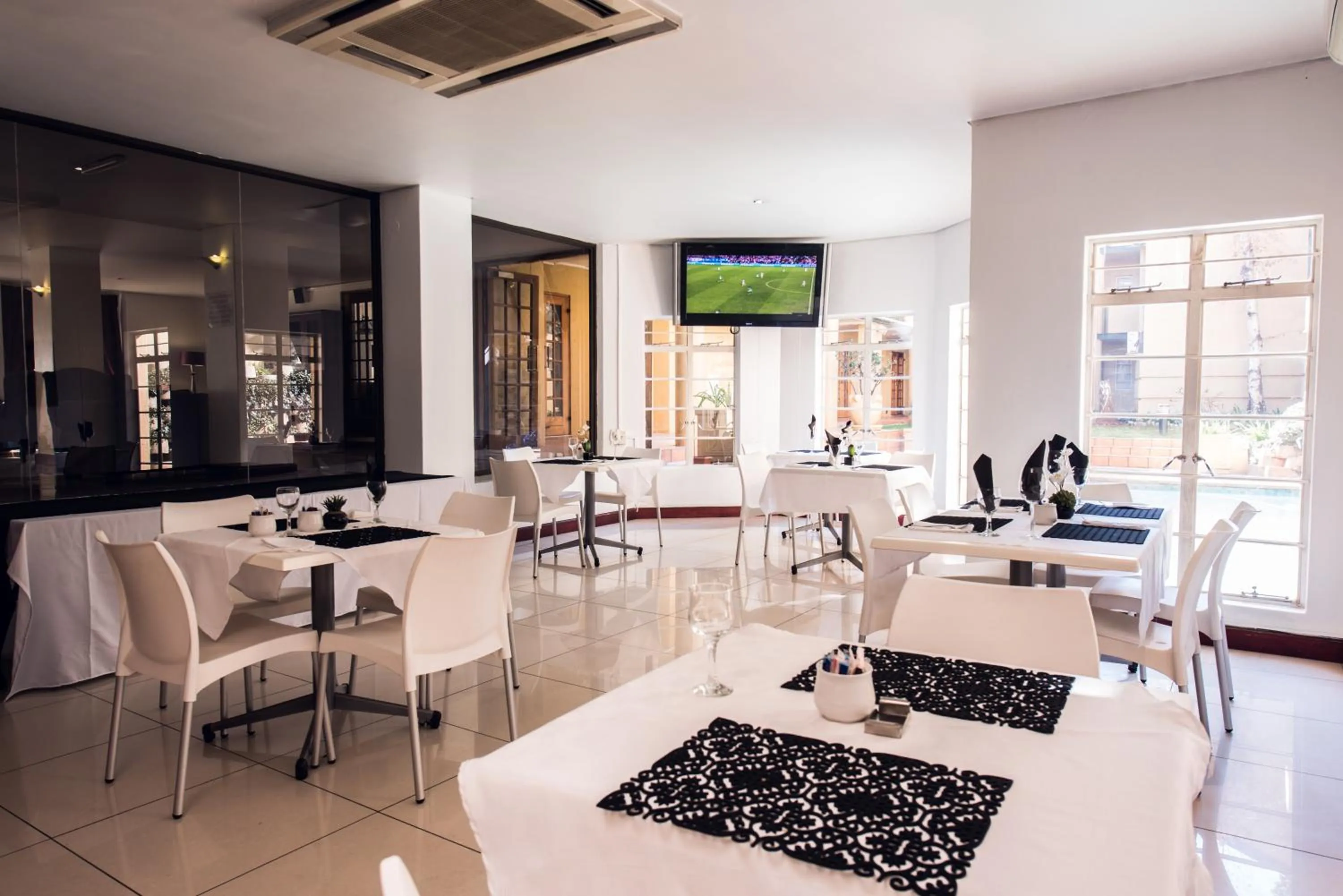 Restaurant/places to eat in Airport Inn and Suites