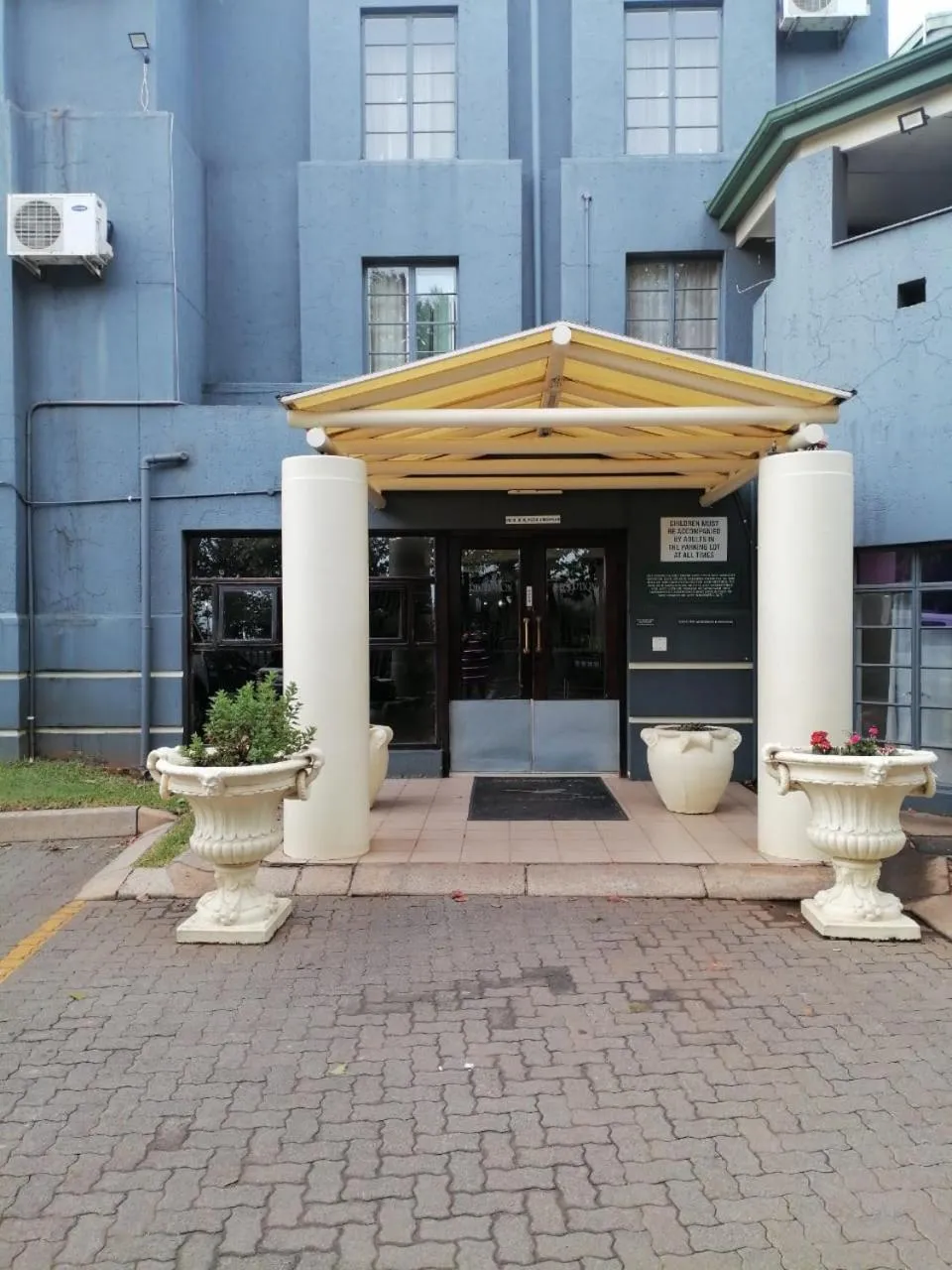 Facade/entrance in Airport Inn and Suites