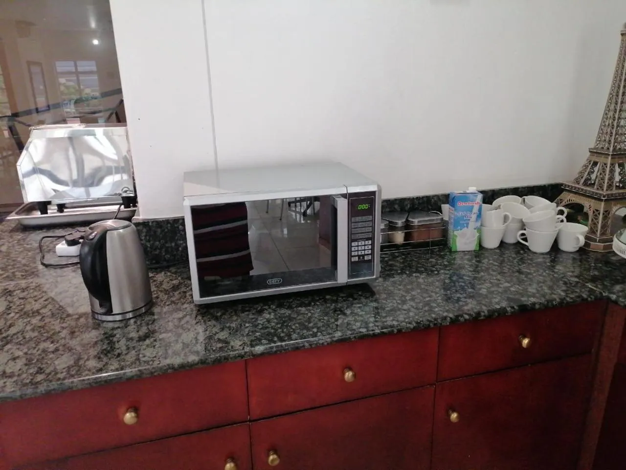 Coffee/tea facilities in Airport Inn and Suites