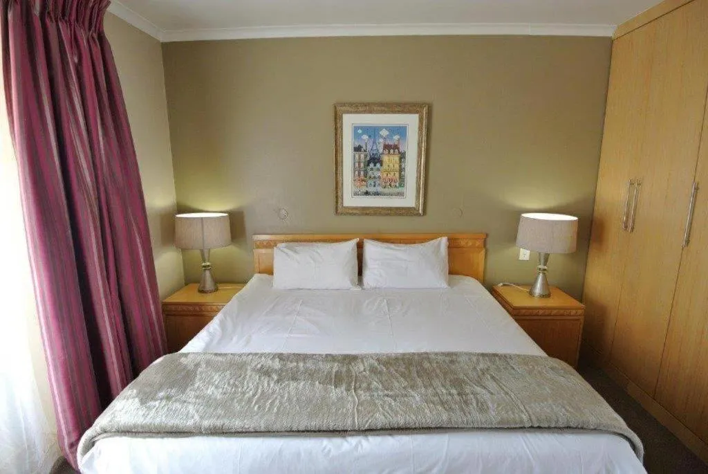 Bedroom, Bed in Airport Inn and Suites