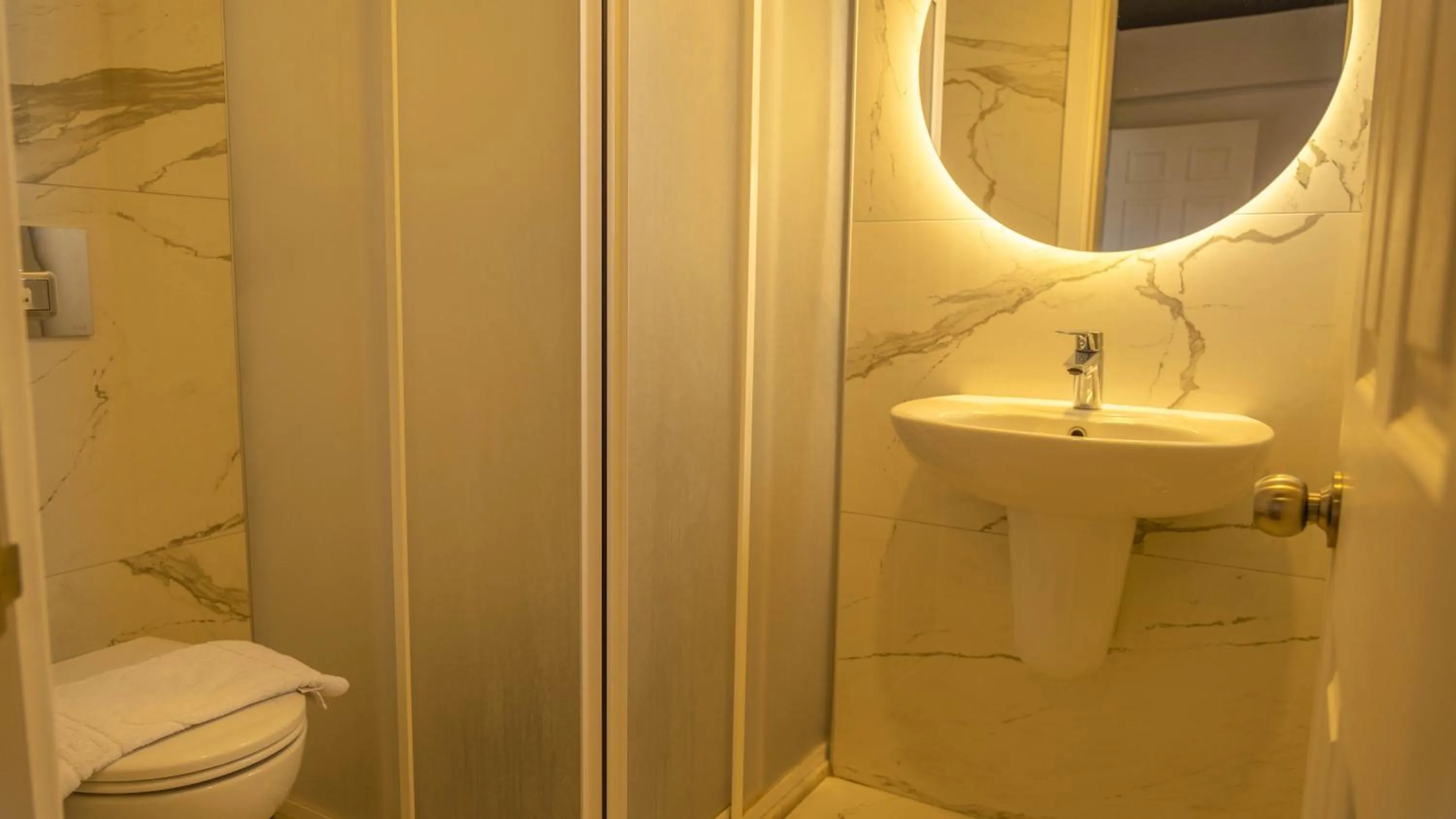 Bathroom in Muskebi Apart Otel