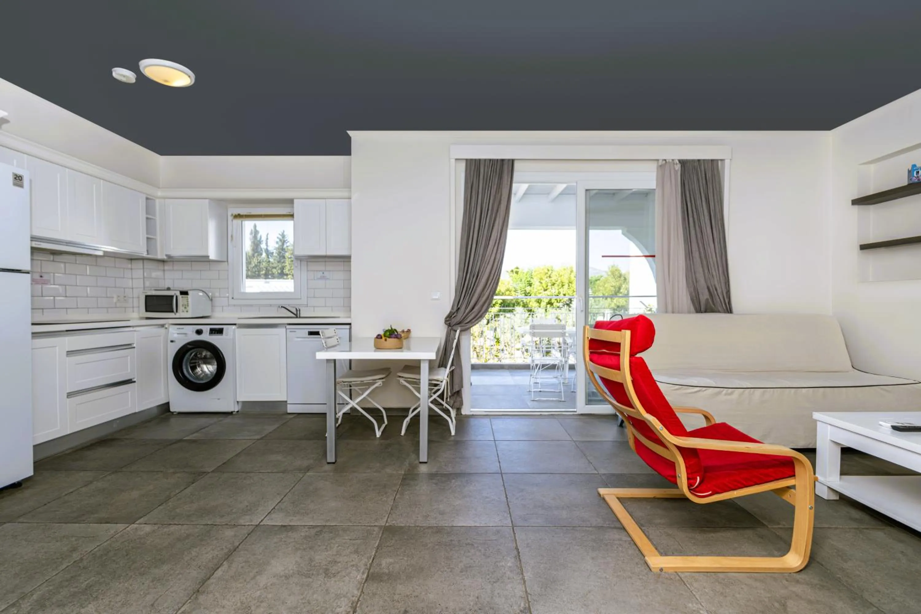 Communal lounge/ TV room in Muskebi Apart Otel