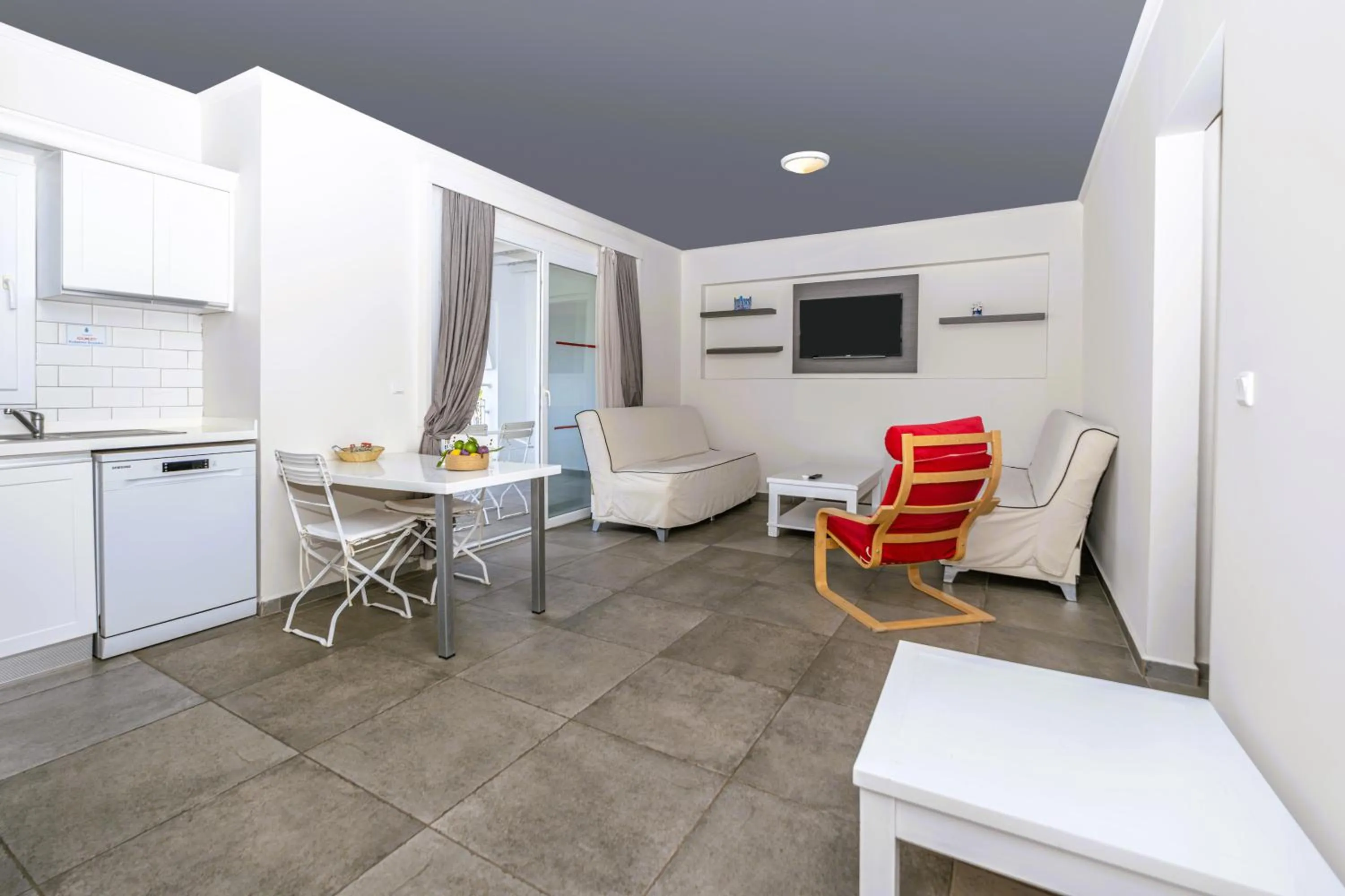 Communal lounge/ TV room in Muskebi Apart Otel