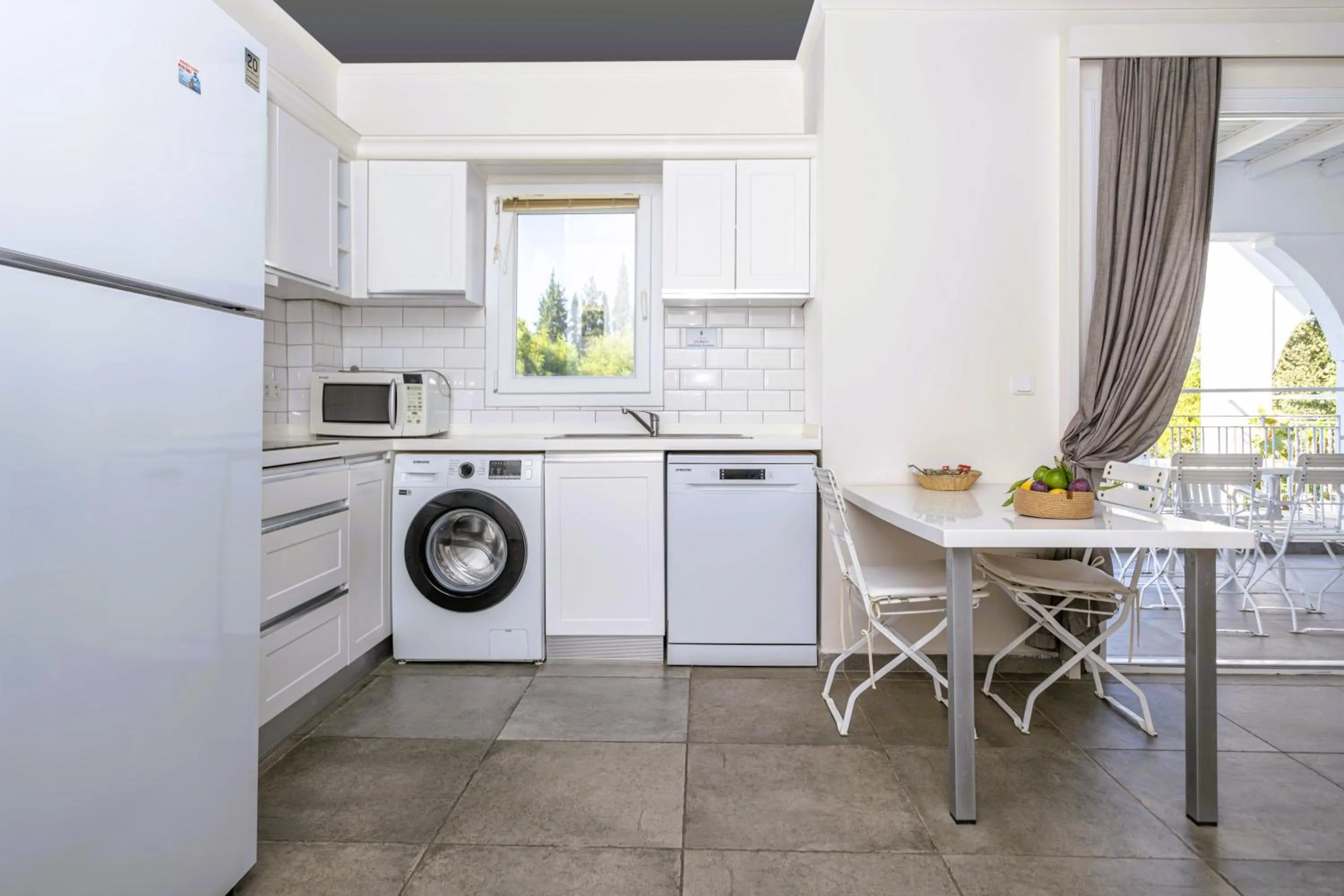 Communal kitchen in Muskebi Apart Otel