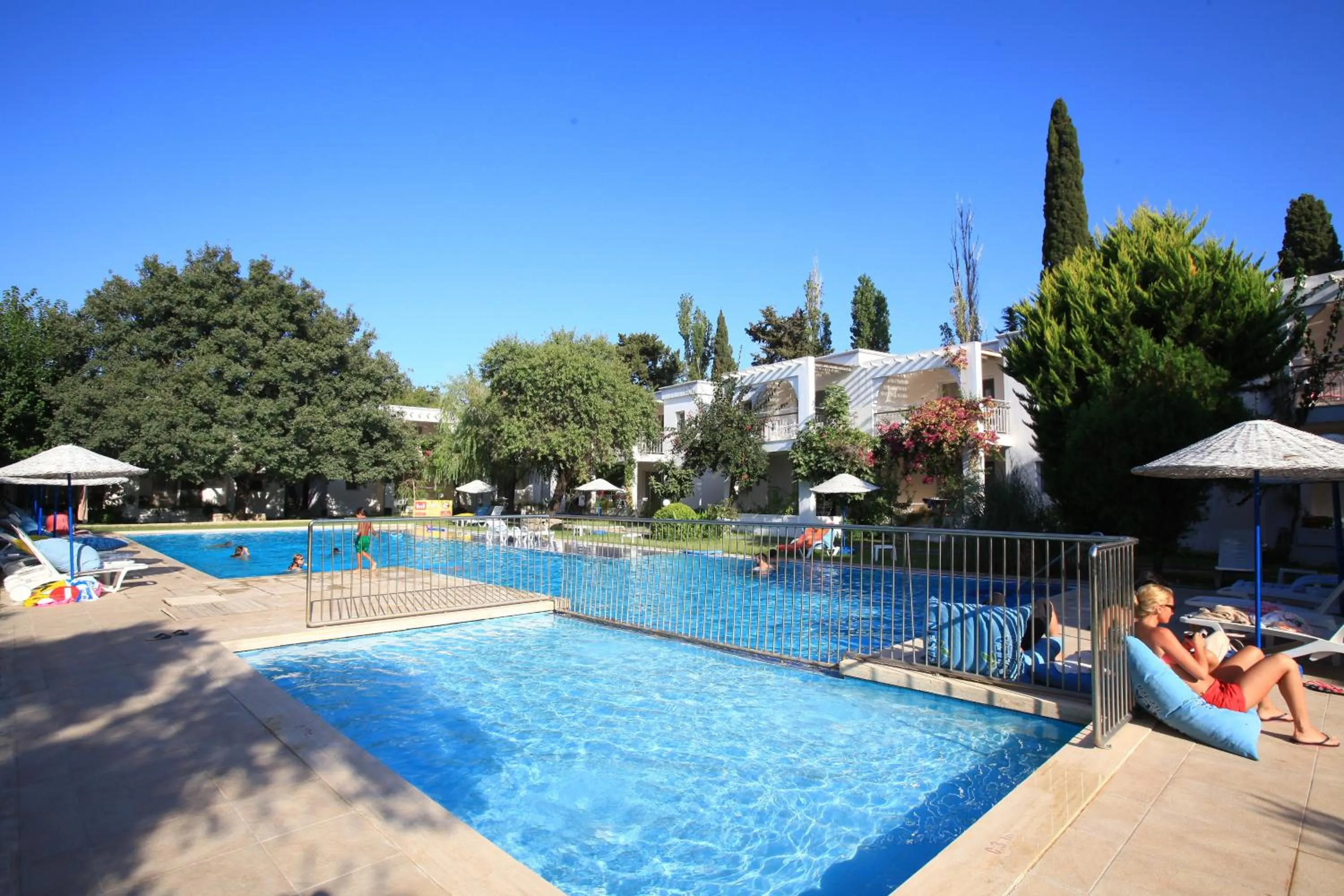 Swimming pool in Muskebi Apart Otel