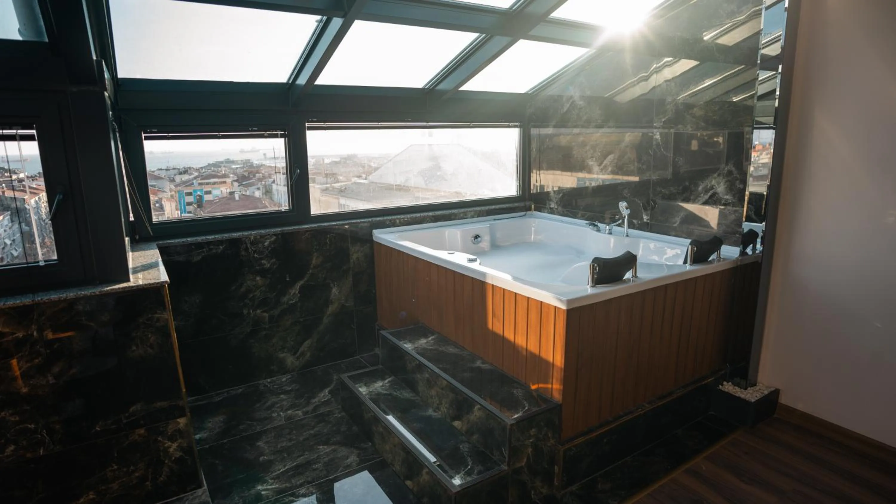 Hot Tub in Cip Hotel & Spa - İstanbul Bakırköy City Center