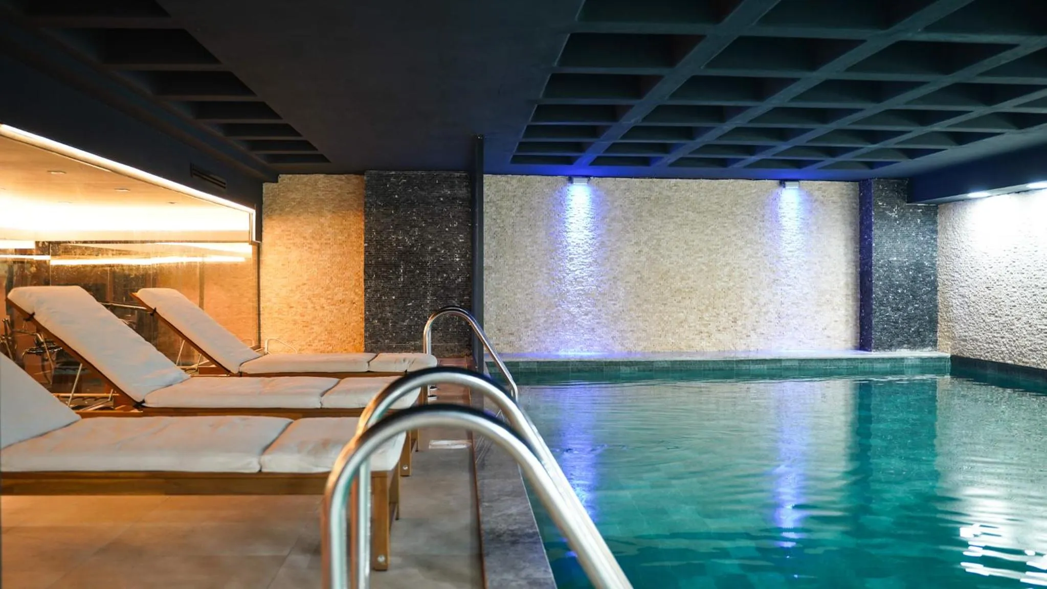 Swimming pool in Cip Hotel & Spa - İstanbul Bakırköy City Center