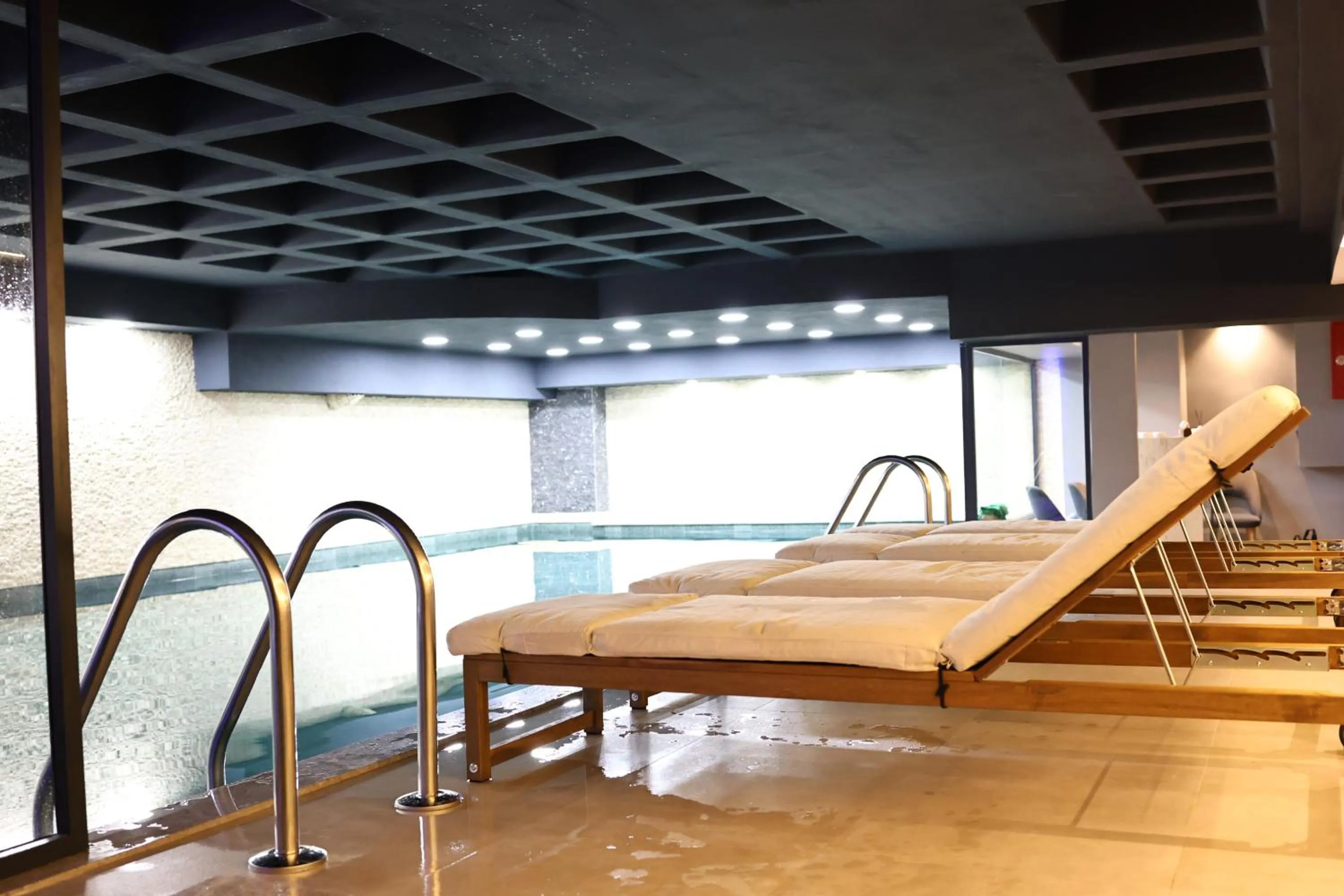 Swimming pool in Cip Hotel & Spa - İstanbul Bakırköy City Center