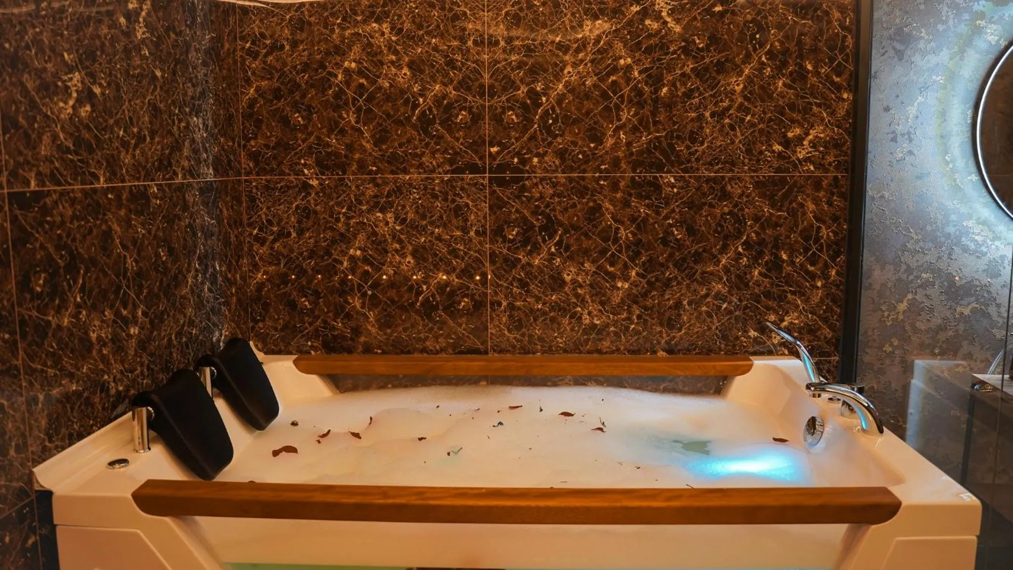 Hot Tub in Cip Hotel & Spa - İstanbul Bakırköy City Center