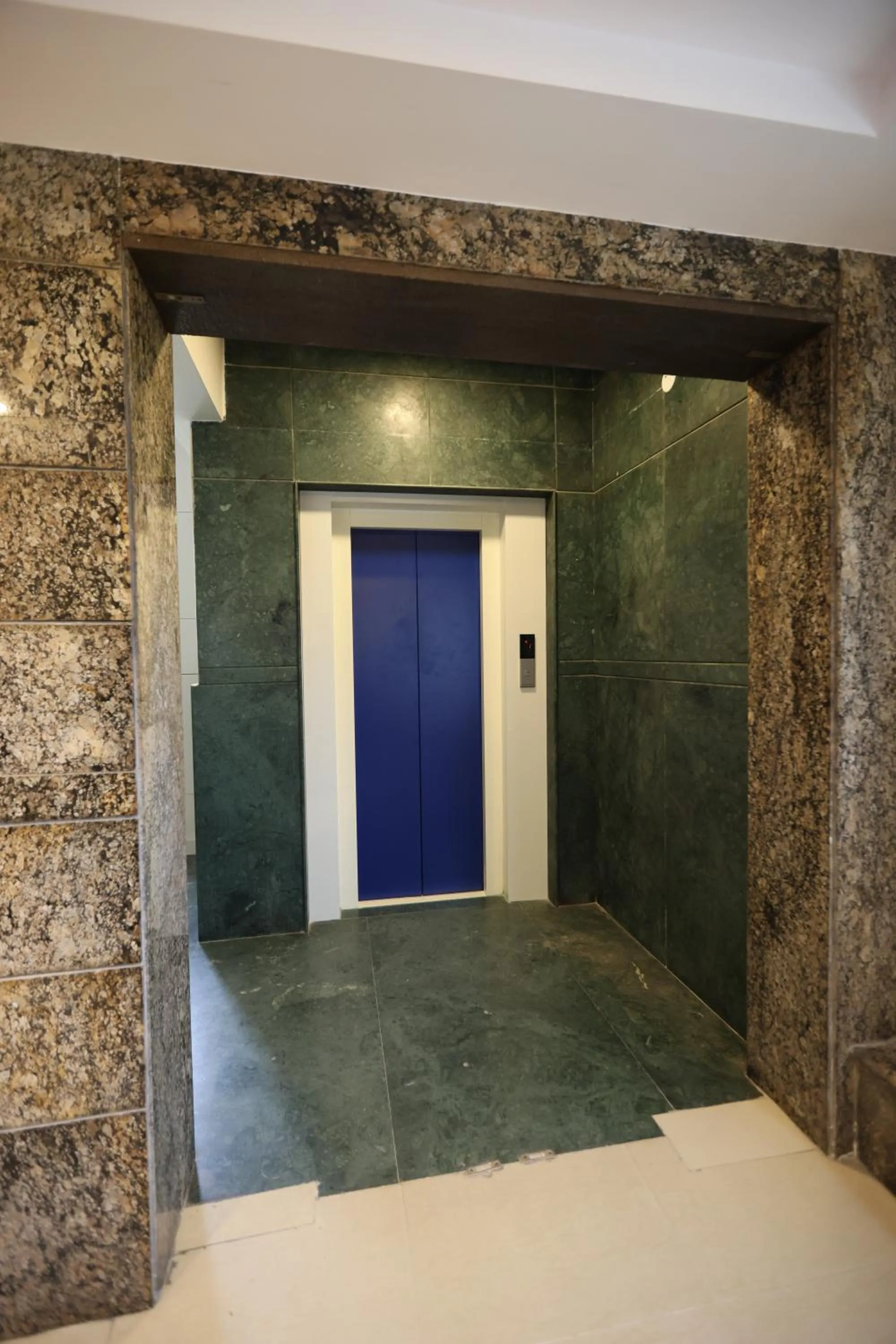 elevator in NO 7 Grandeur Hotel
