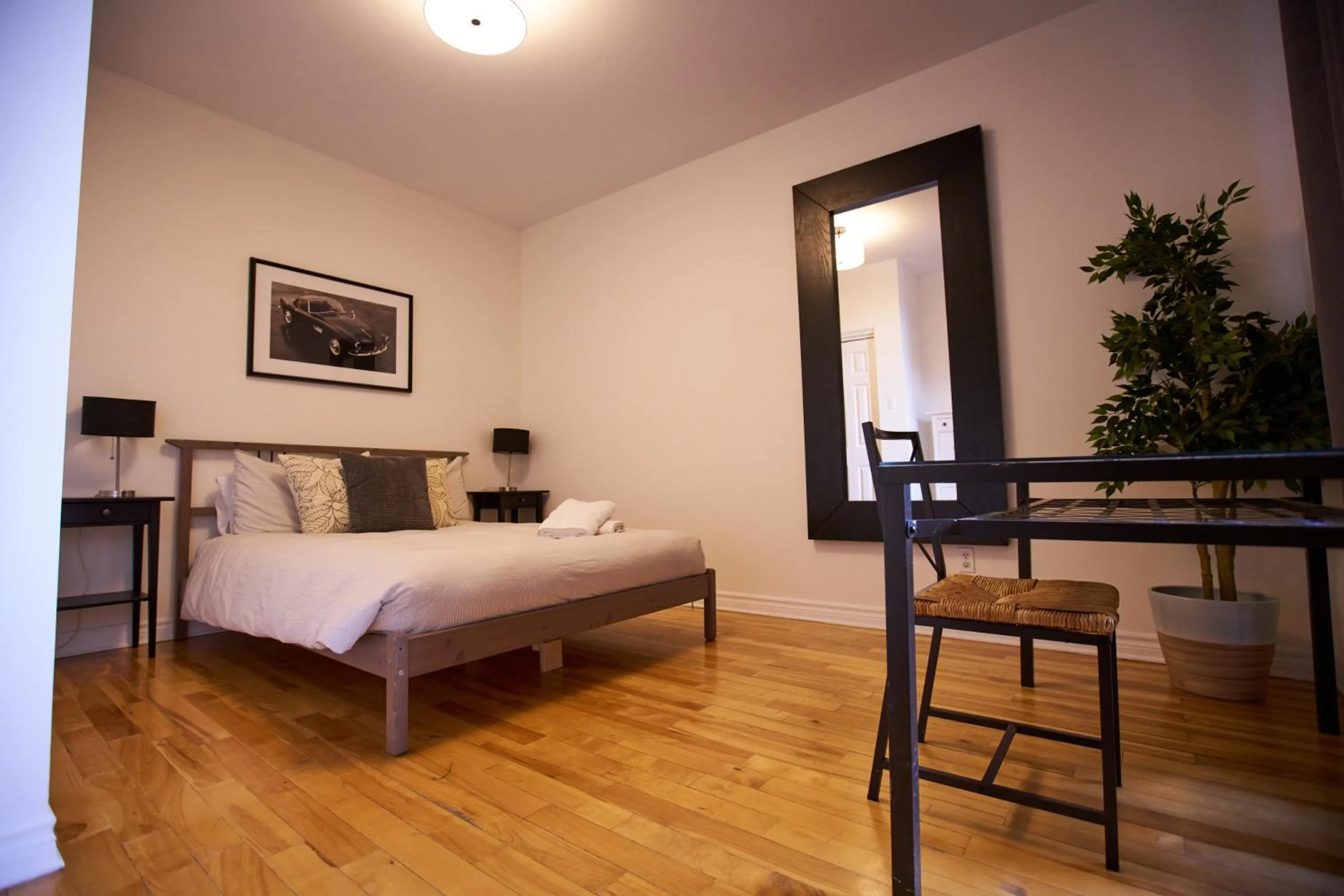 Le Metro Mont-Royal by HomeInMontreal