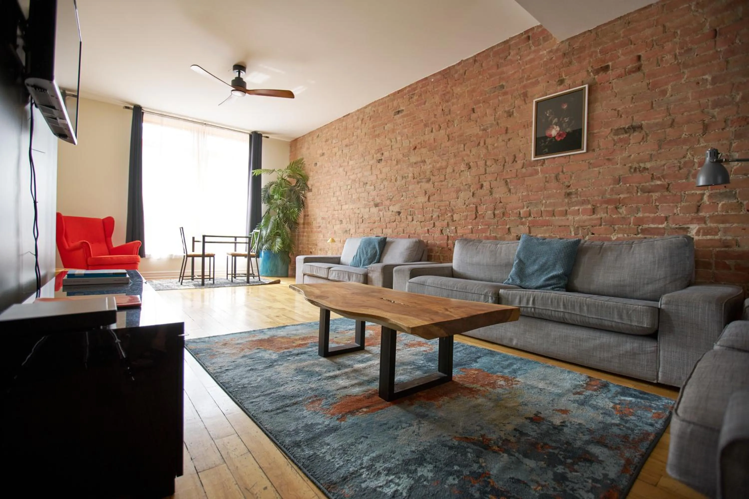 Le Metro Mont-Royal by HomeInMontreal