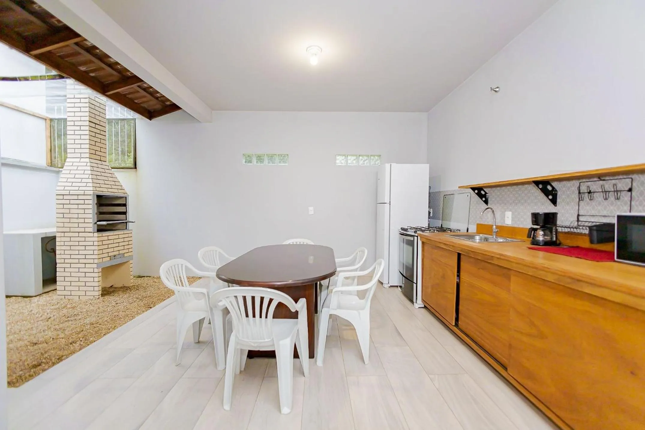 Kitchen or kitchenette in Apenas 700m do mar e 25min do Beto Carrero