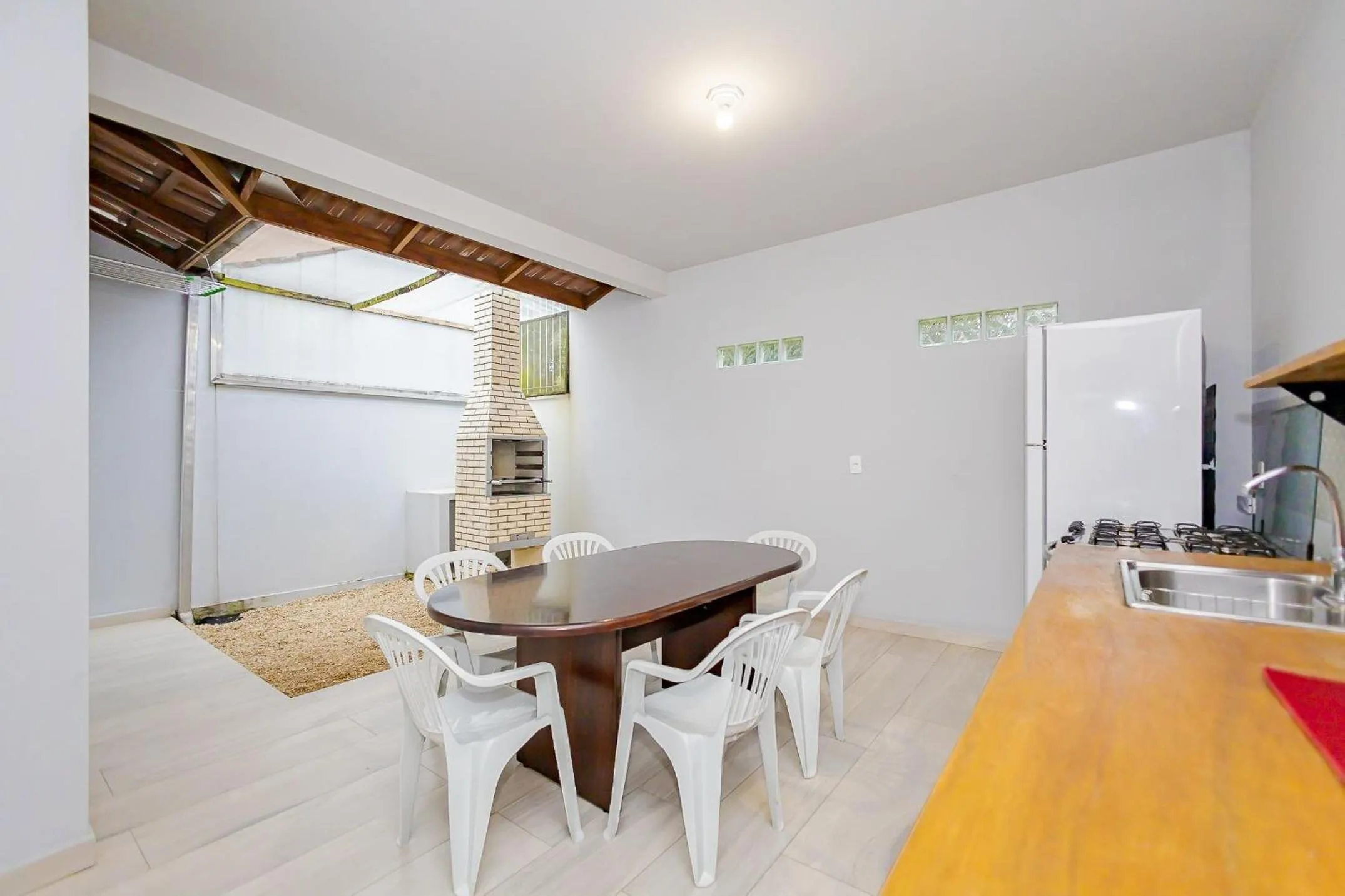 Kitchen or kitchenette in Apenas 700m do mar e 25min do Beto Carrero