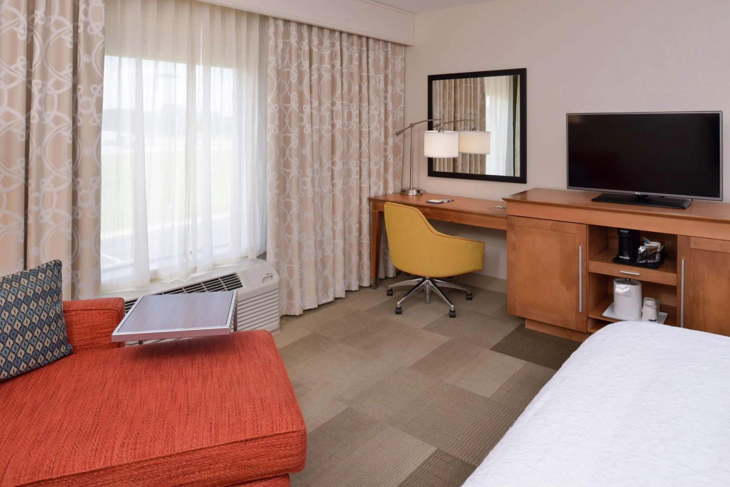 Bedroom, Bed in Hampton Inn & Suites by Hilton Lonoke