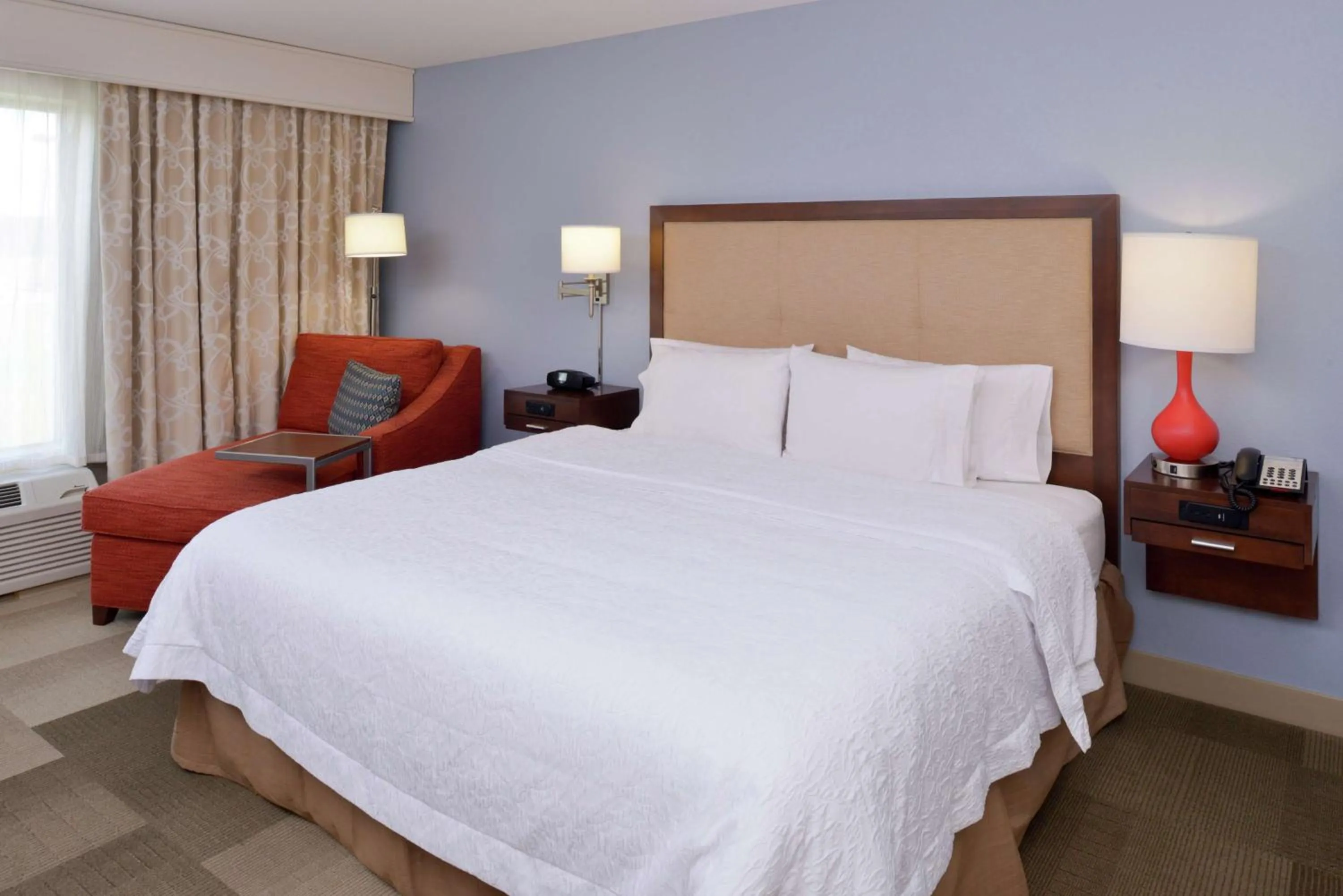 Bed in Hampton Inn & Suites by Hilton Lonoke