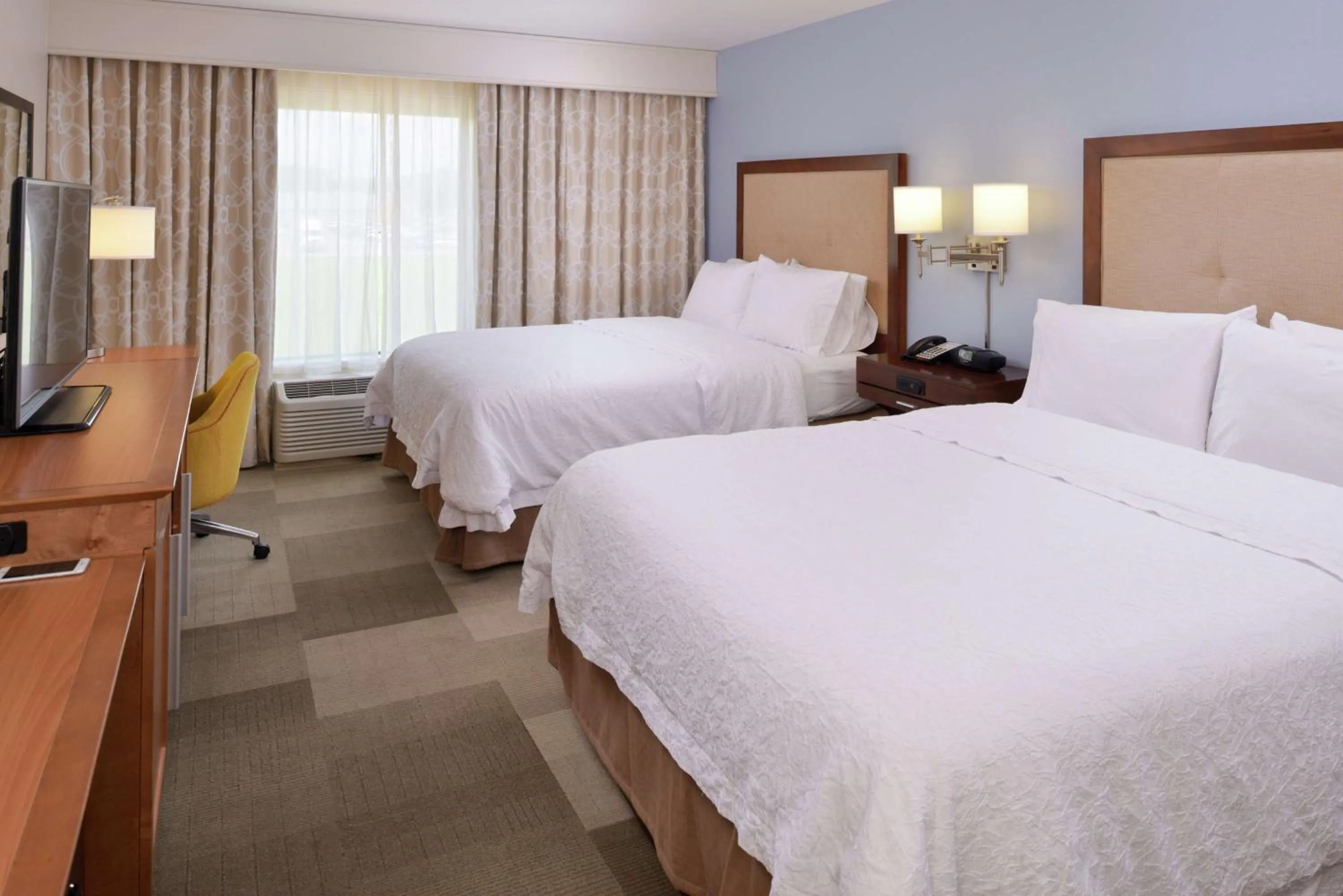 Bed in Hampton Inn & Suites by Hilton Lonoke