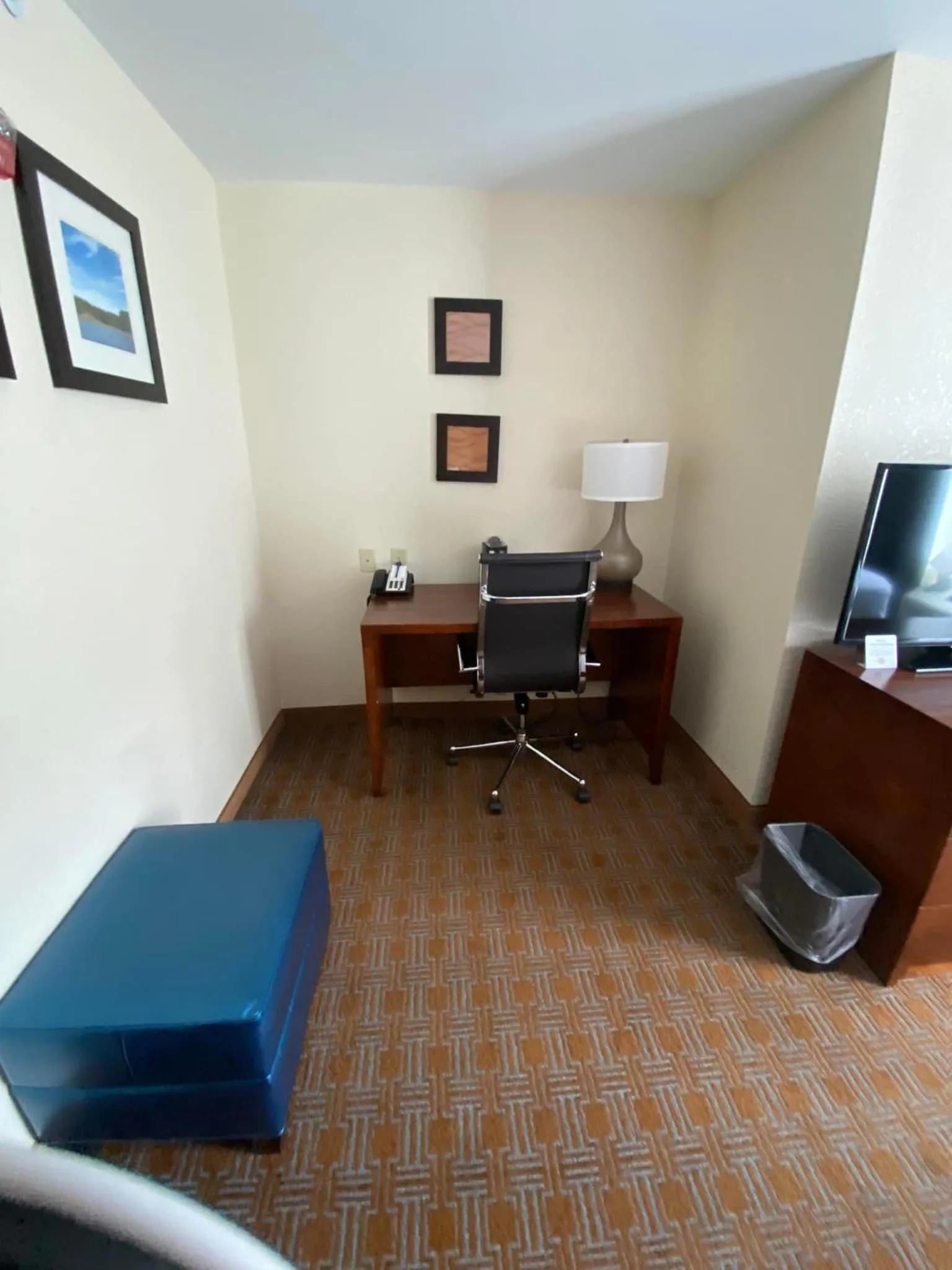 TV and multimedia, Bed in Comfort Inn & Suites Brattleboro I-91
