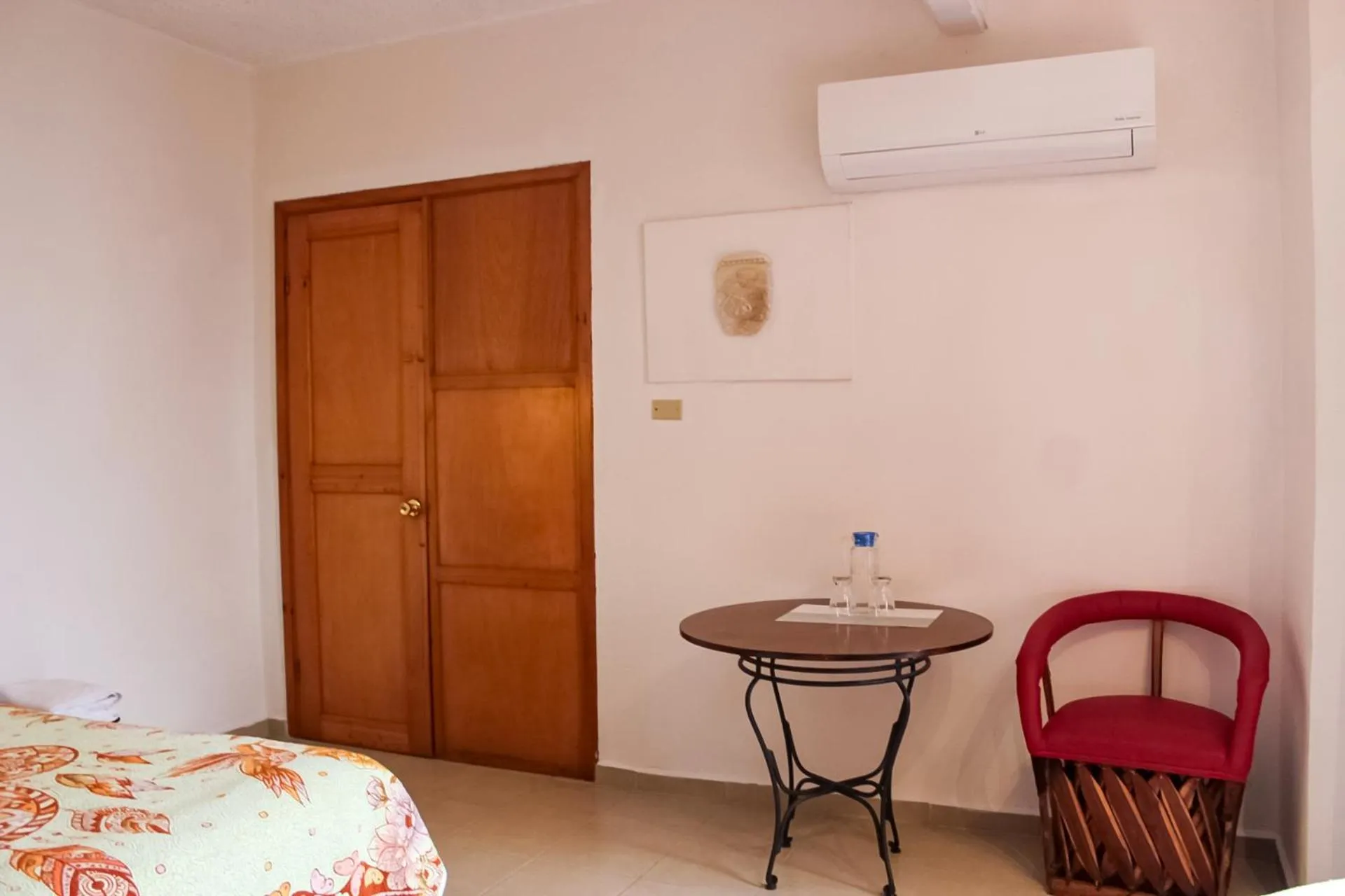 Photo of the whole room, Bed in Hotel Allende