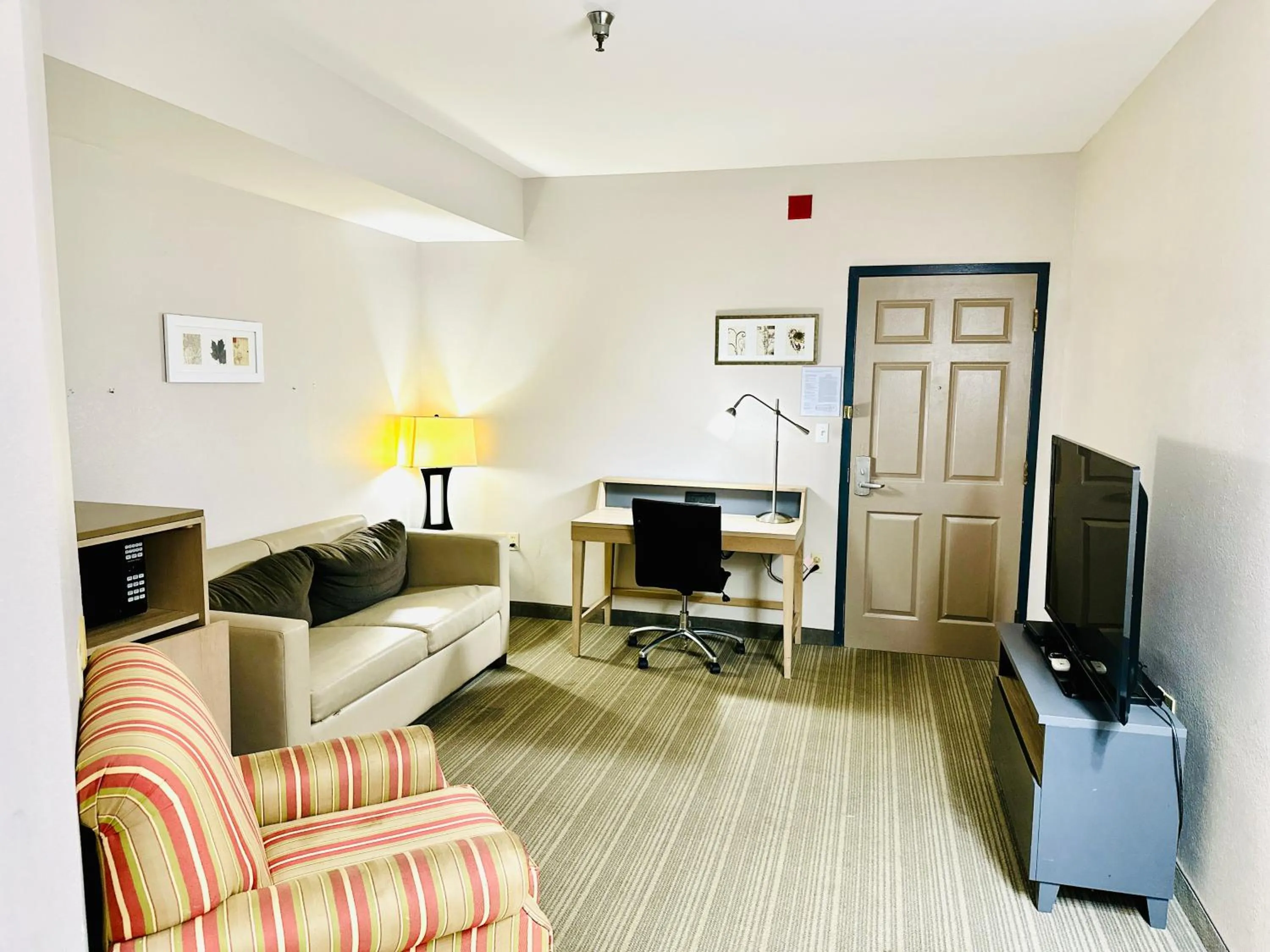 Living room in Radiant Inn and Suites