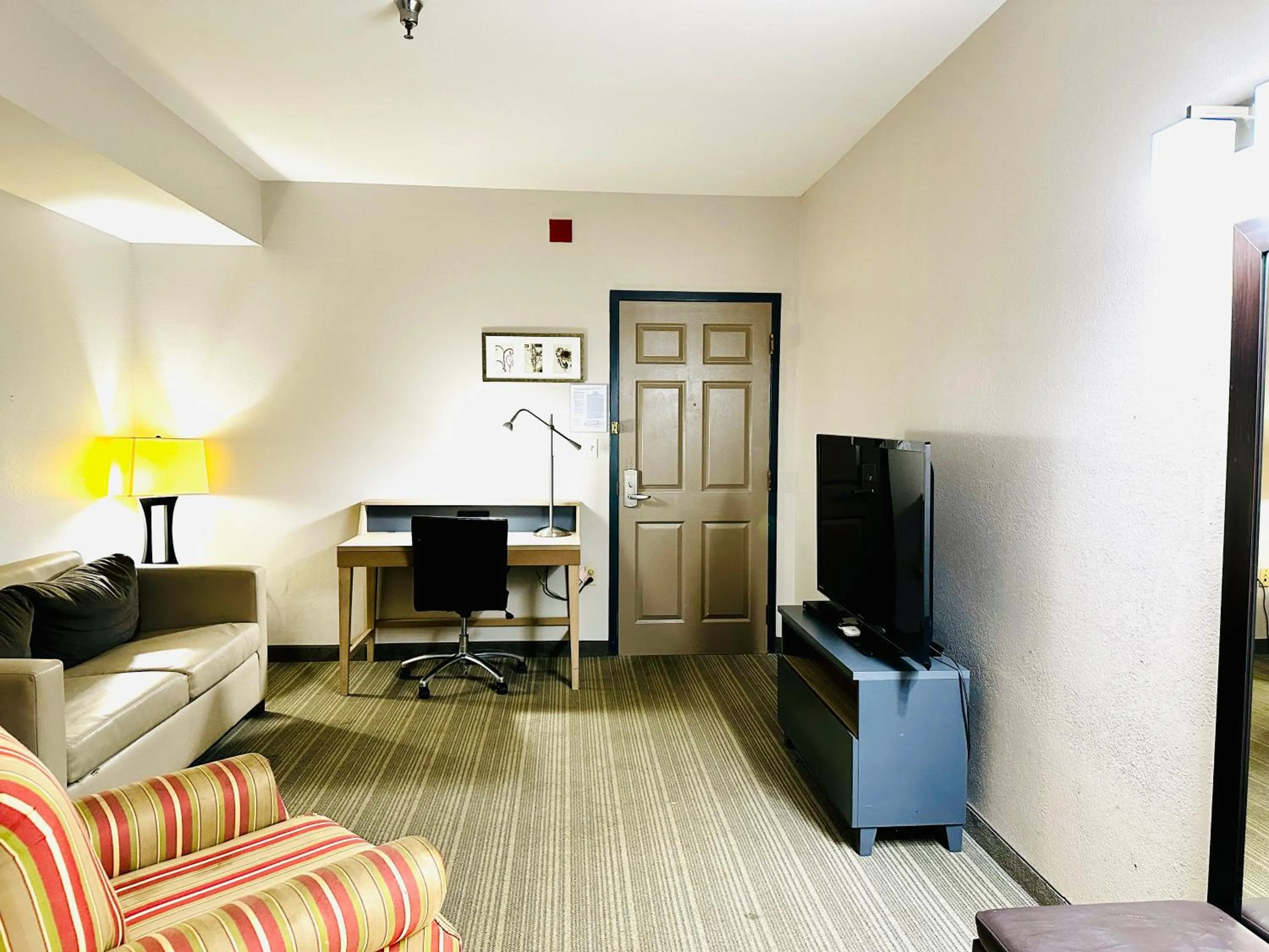 Living room in Radiant Inn and Suites