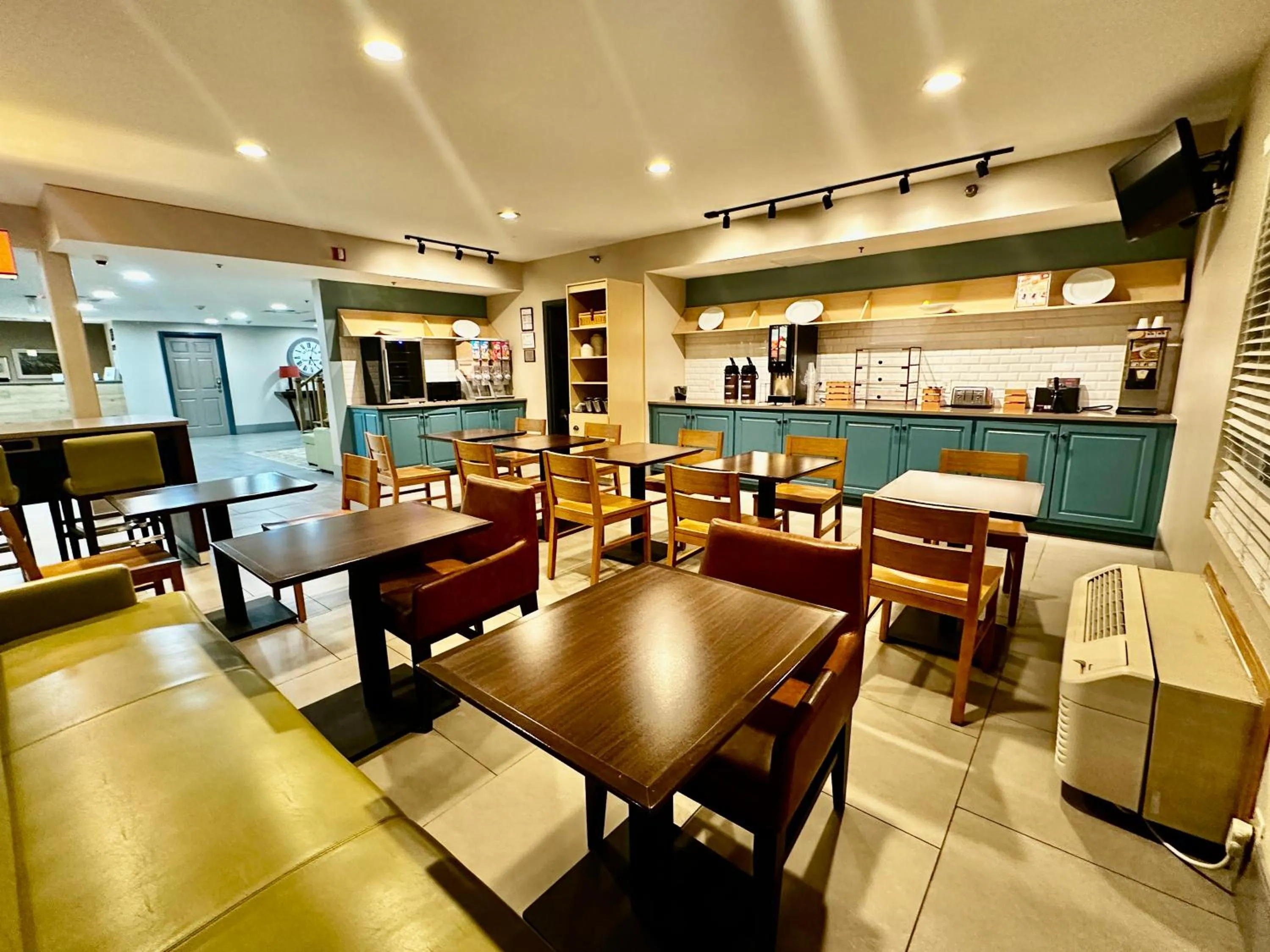 Breakfast in Radiant Inn and Suites