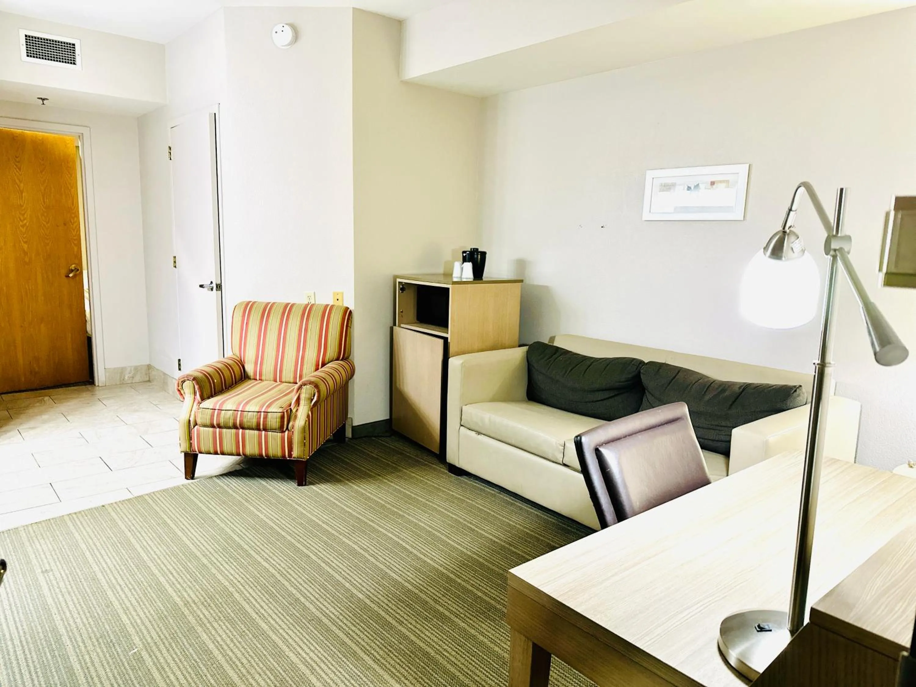Living room in Radiant Inn and Suites