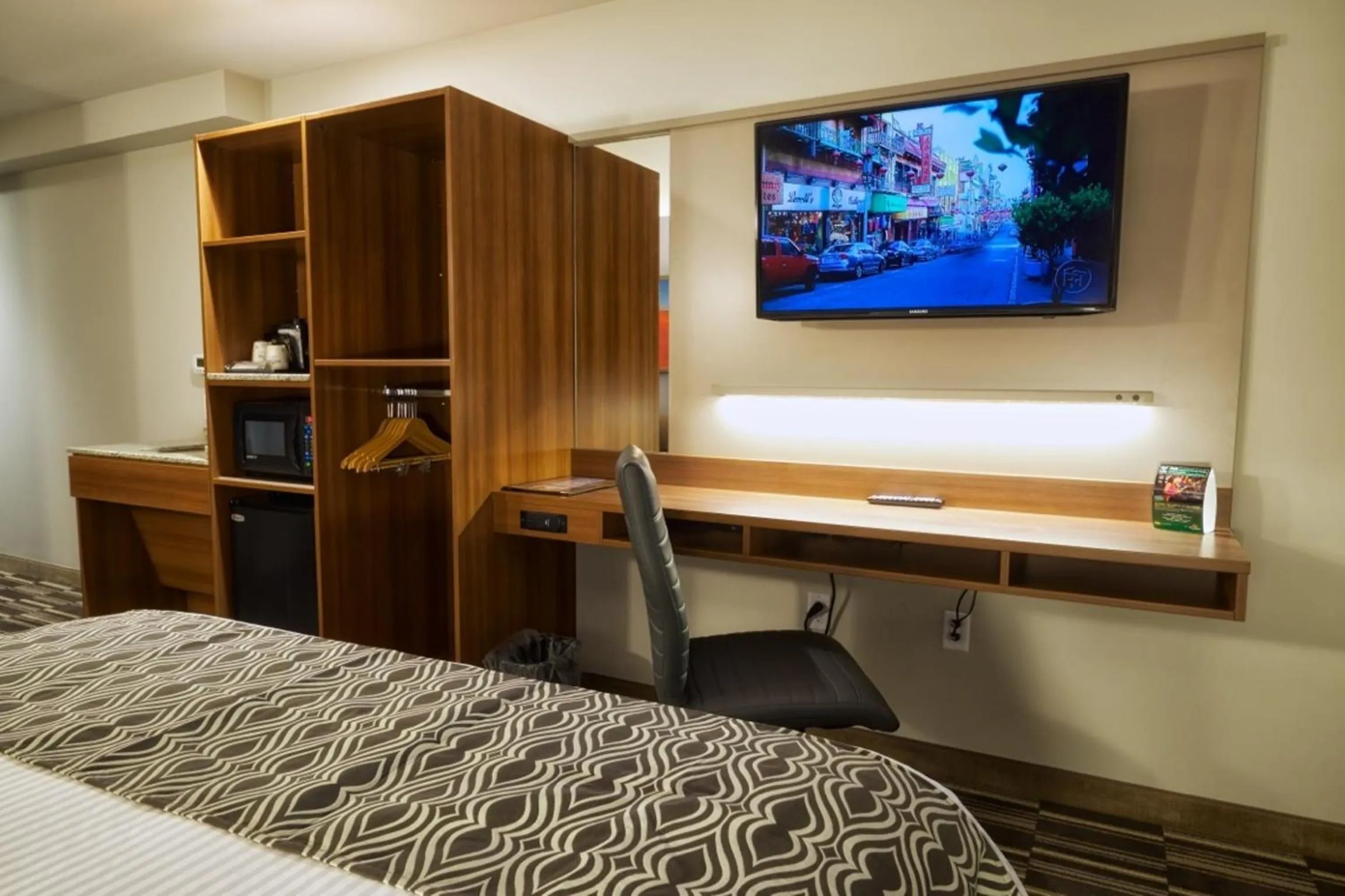 TV and multimedia, Bed in Microtel Inn & Suites Sault Ste. Marie