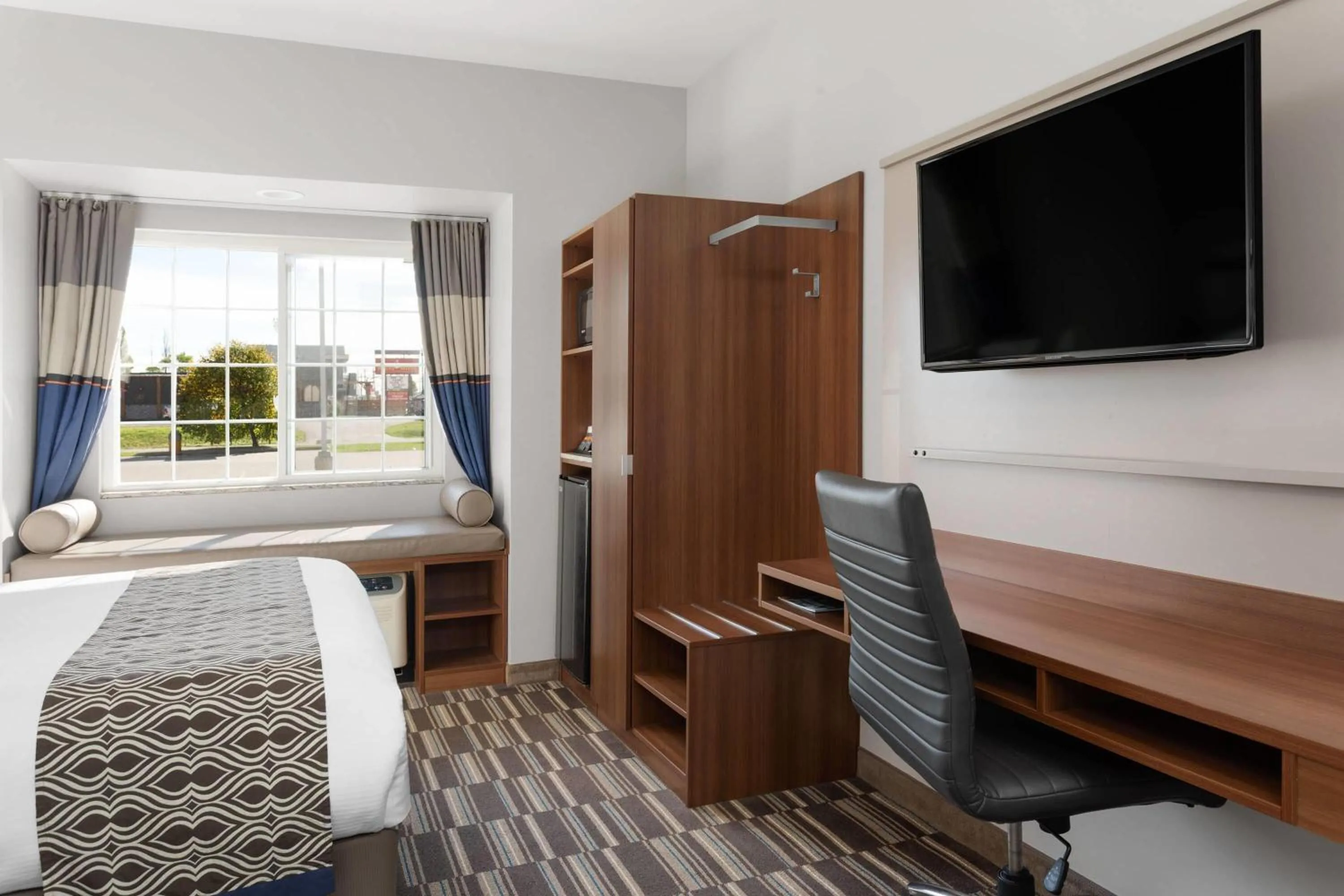 Bath, Bed in Microtel Inn & Suites Sault Ste. Marie