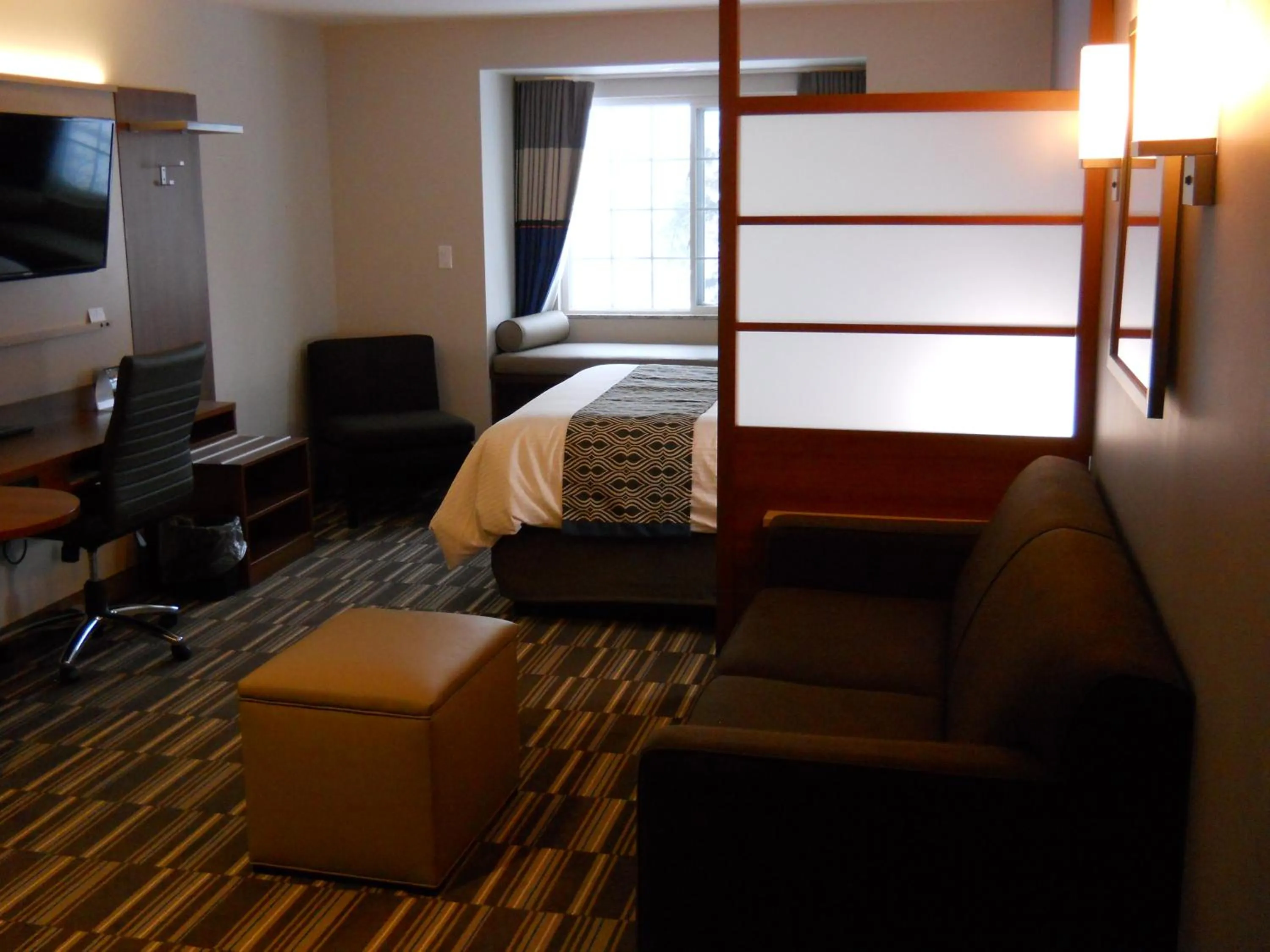 Seating area, Bed in Microtel Inn & Suites Sault Ste. Marie