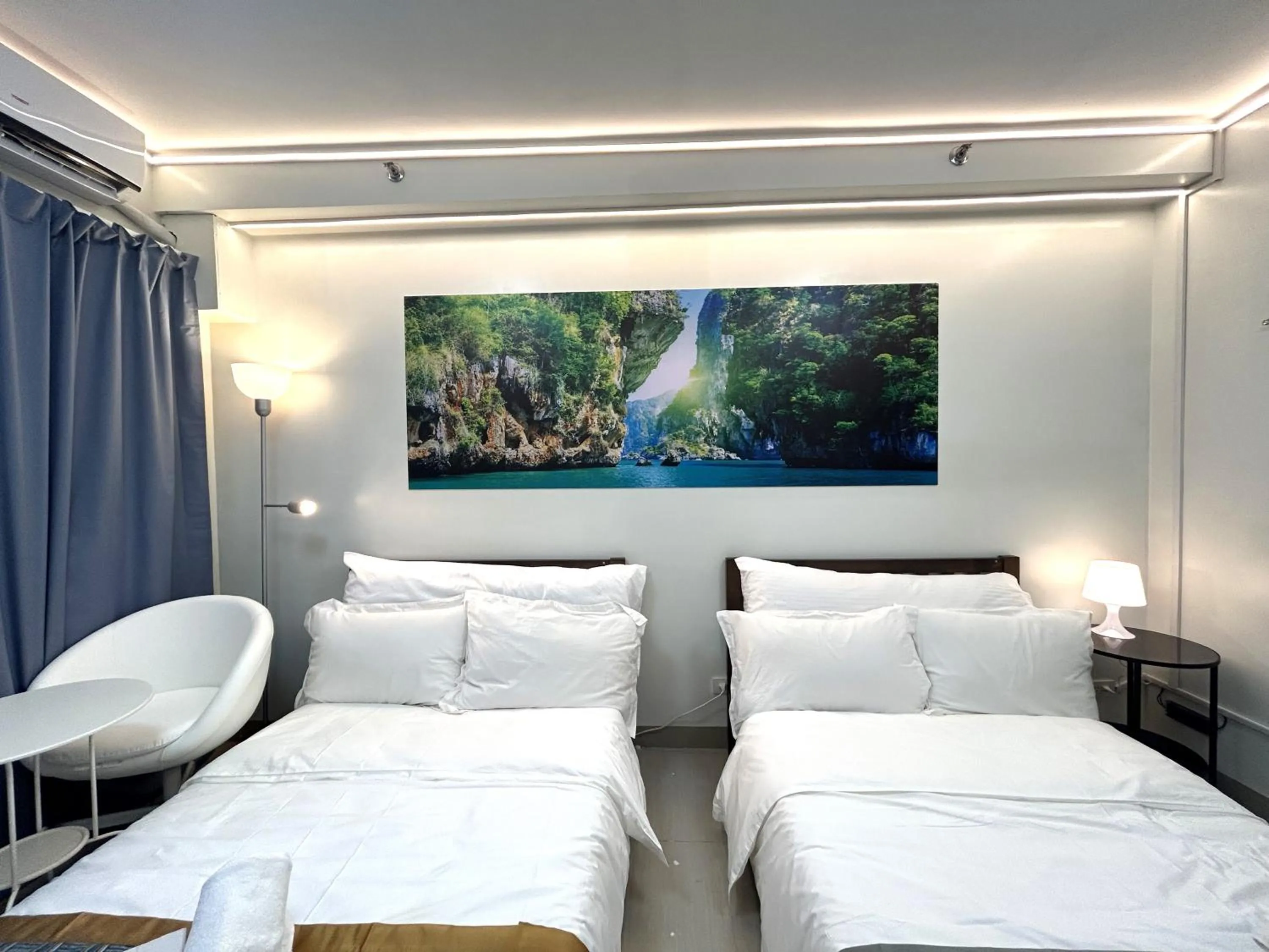 Photo of the whole room, Bed in Shore Residences MOA Dynastel Staycation