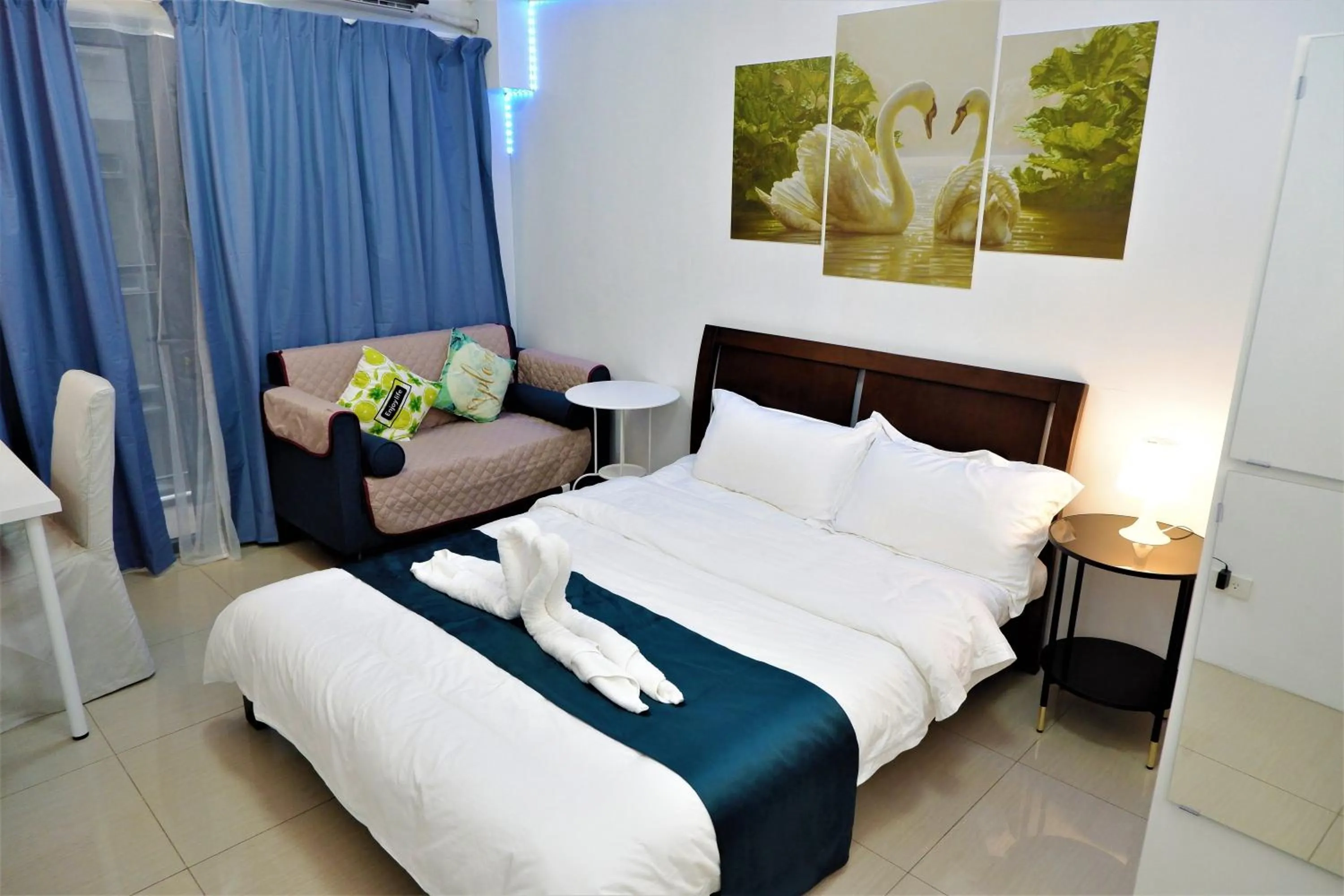 Photo of the whole room, Bed in Shore Residences MOA Dynastel Staycation